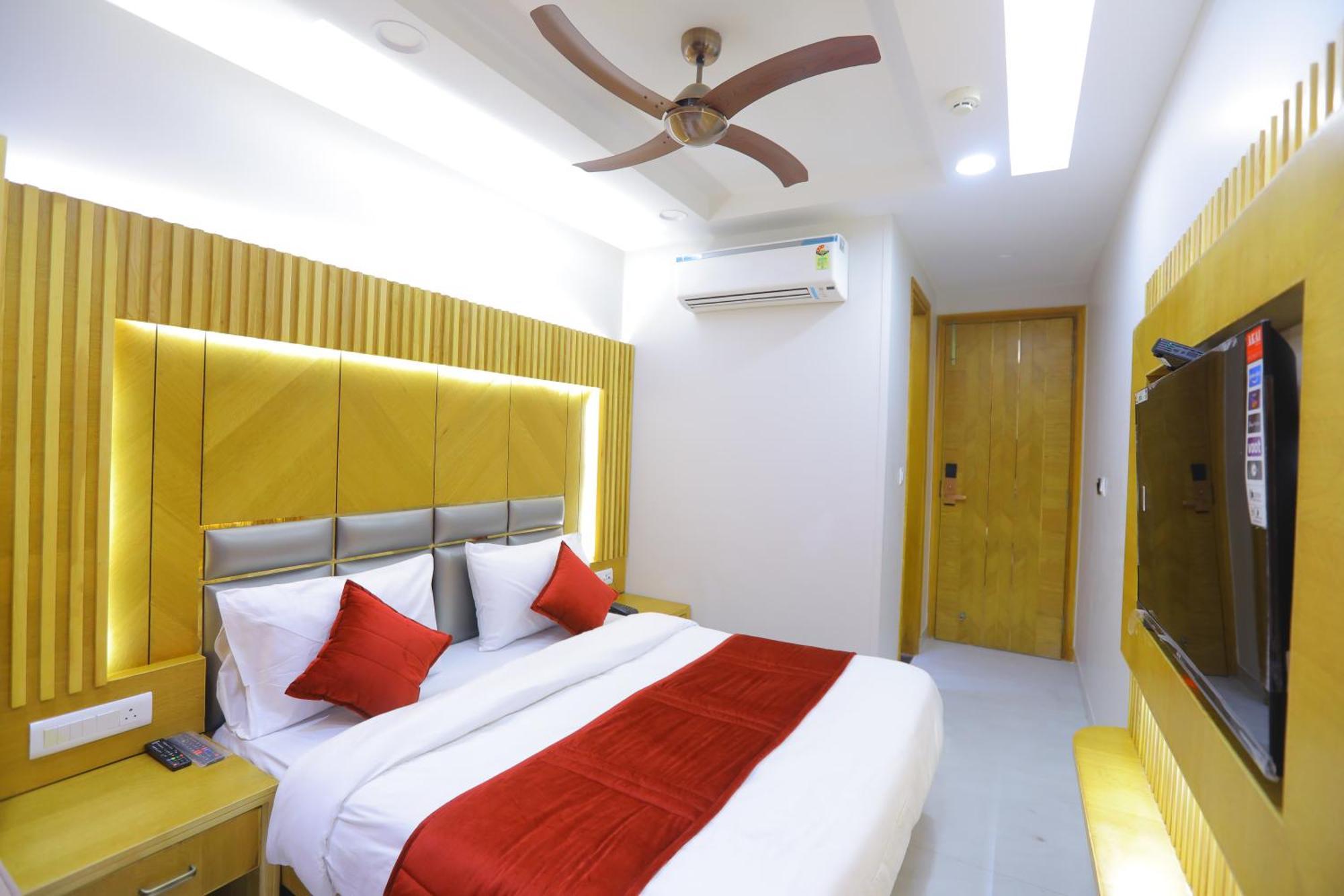 Hotel Glitz - Walk In From Railway Station 3*