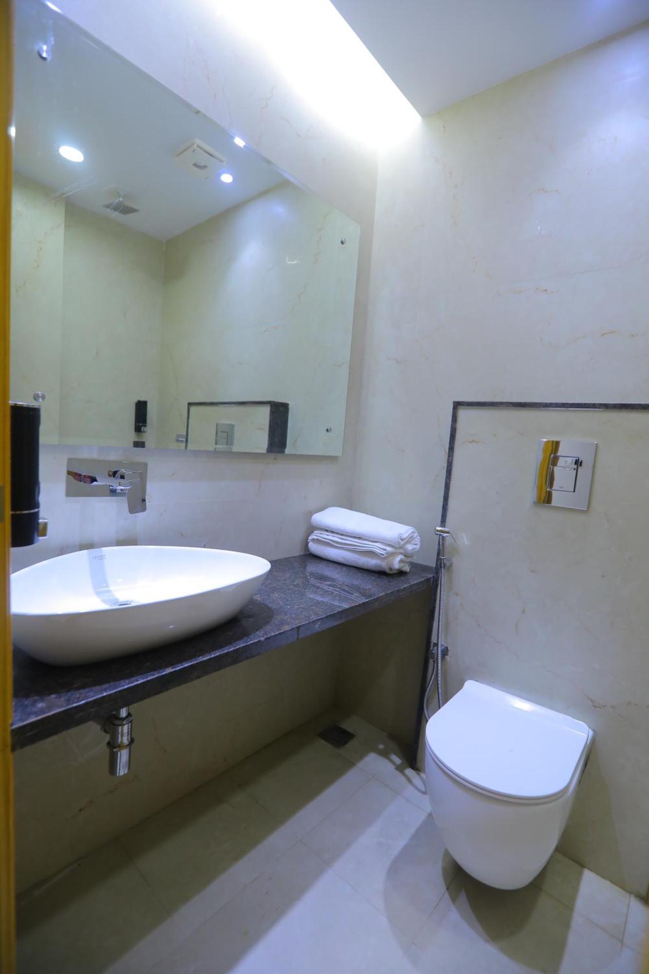 Glitz - Walk In From Railway Station Hotel