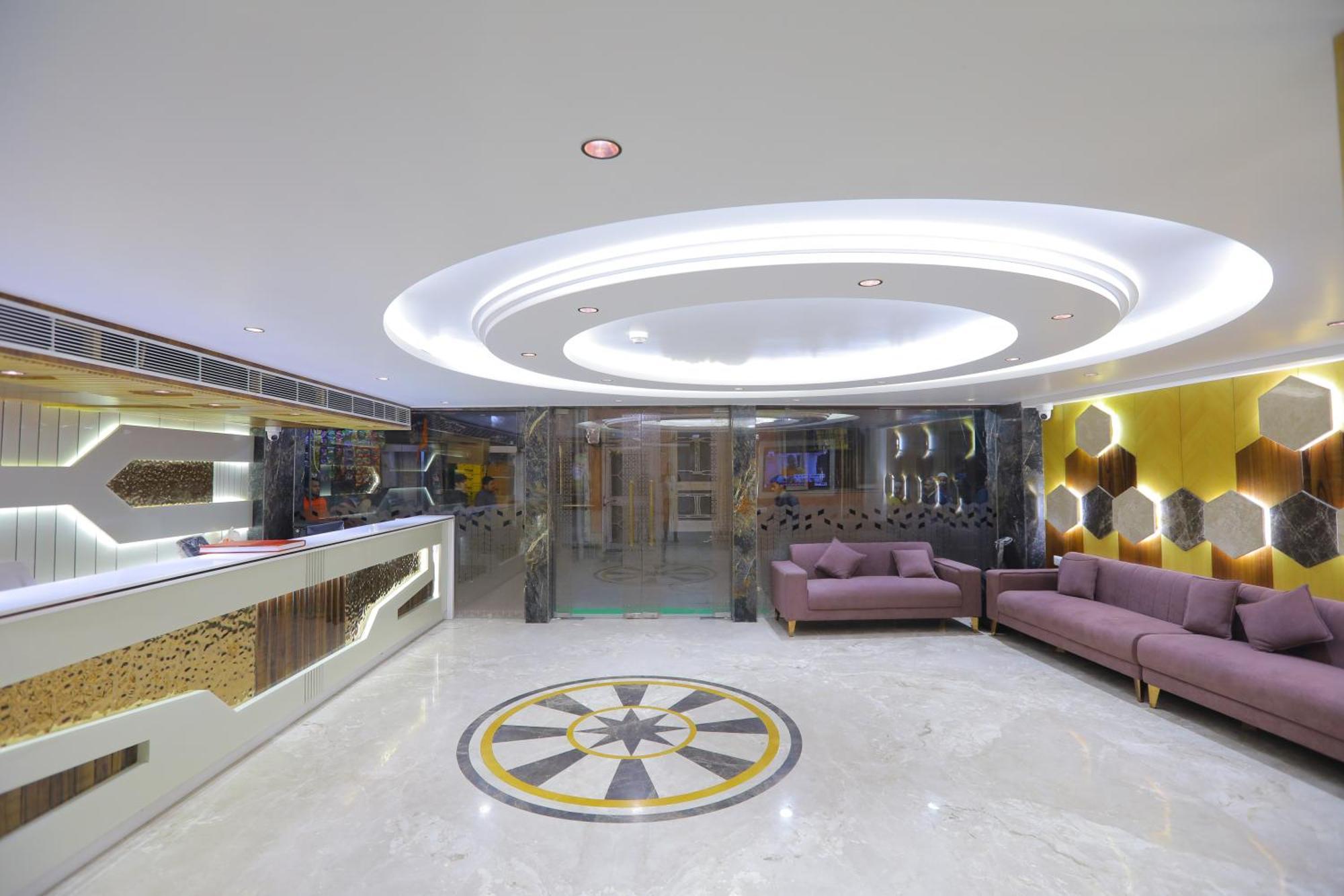 Hotel Glitz - Walk In From Railway Station 3*