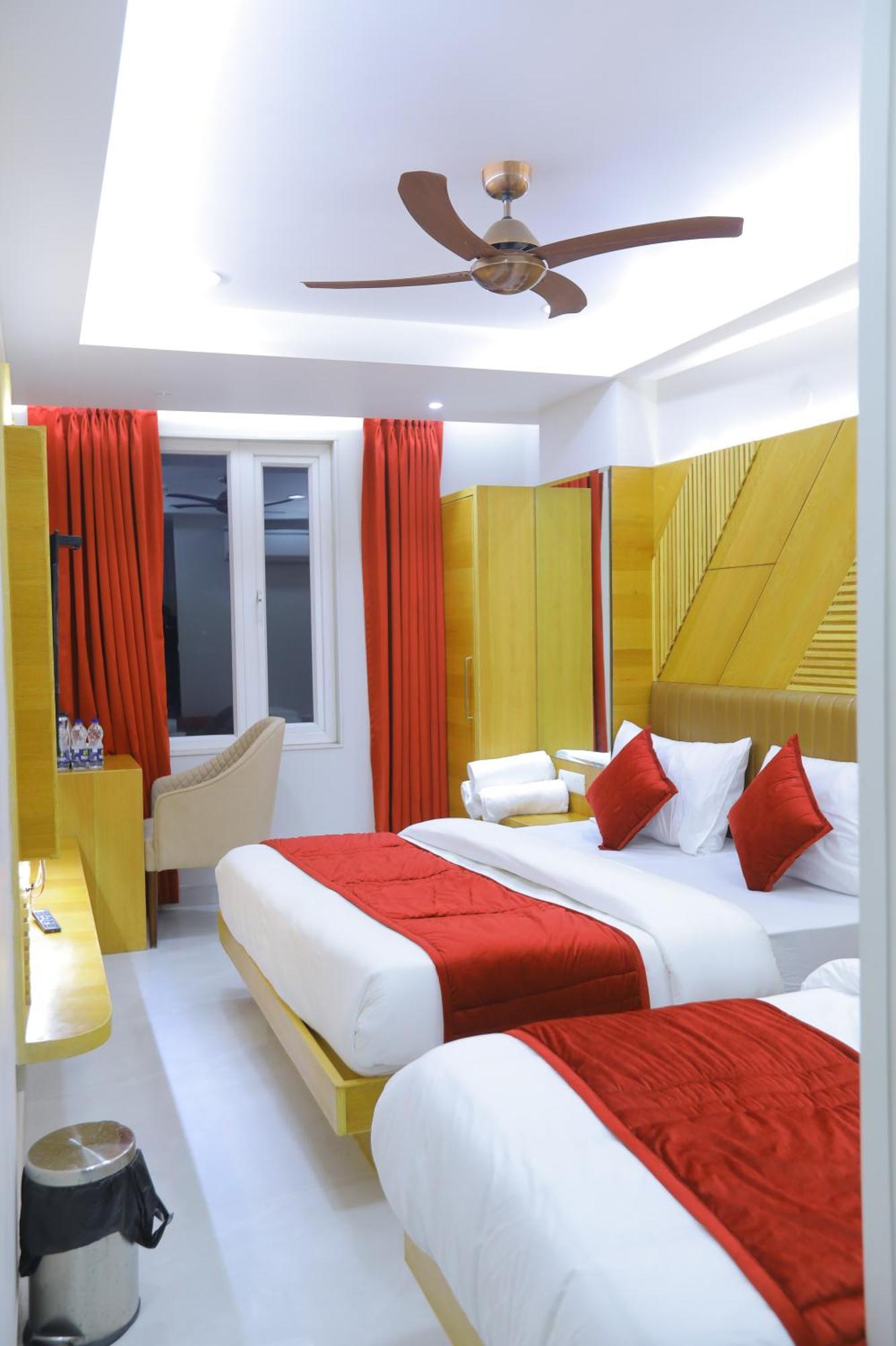 Glitz - Walk In From Railway Station Hotel 3*