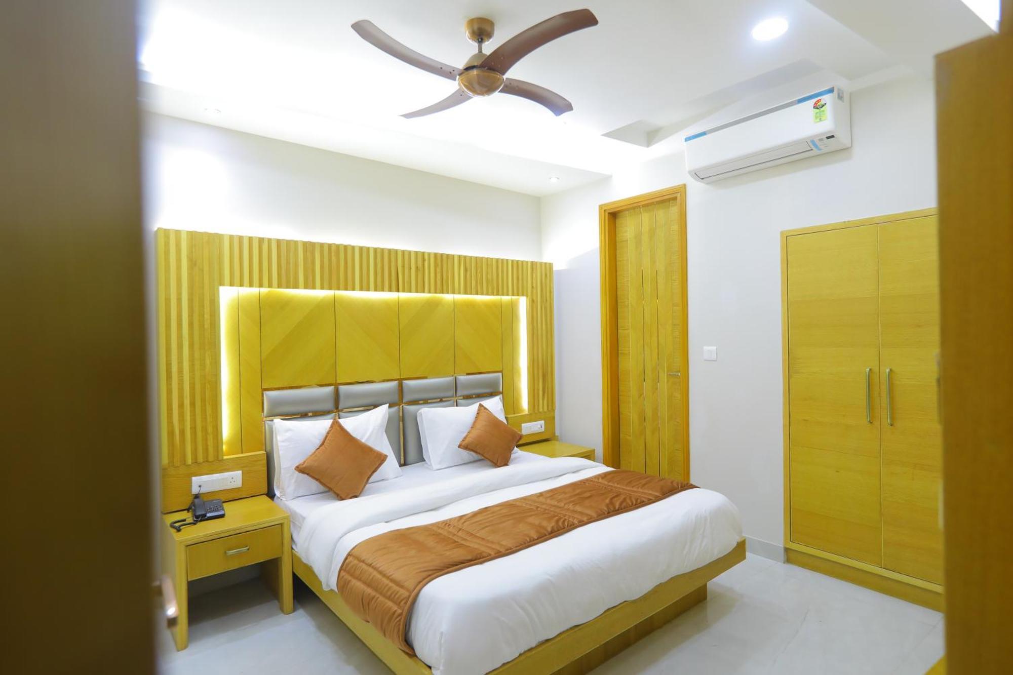 Hotel Glitz - Walk In From Railway Station 3*