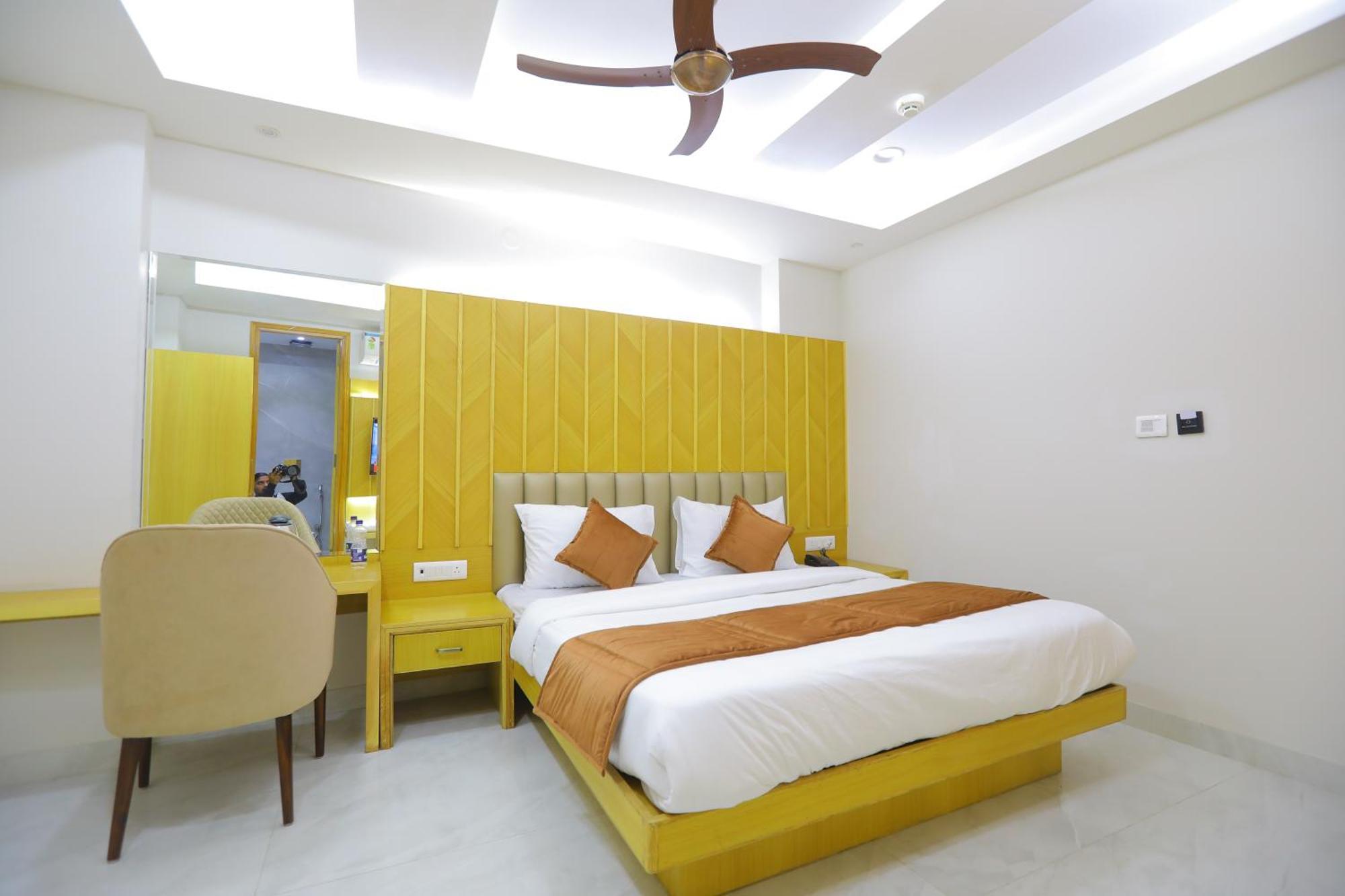 Hotel Glitz - Walk In From Railway Station 3*