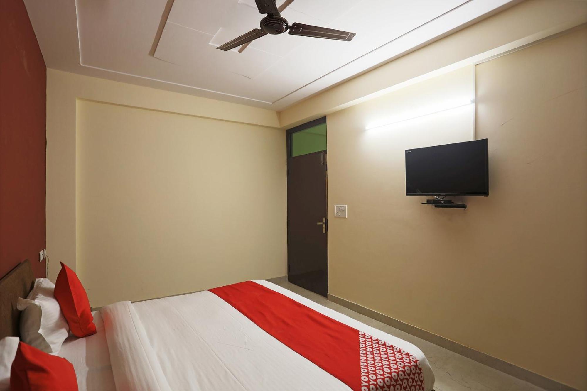 O Triple Crown Hotel New Delhi