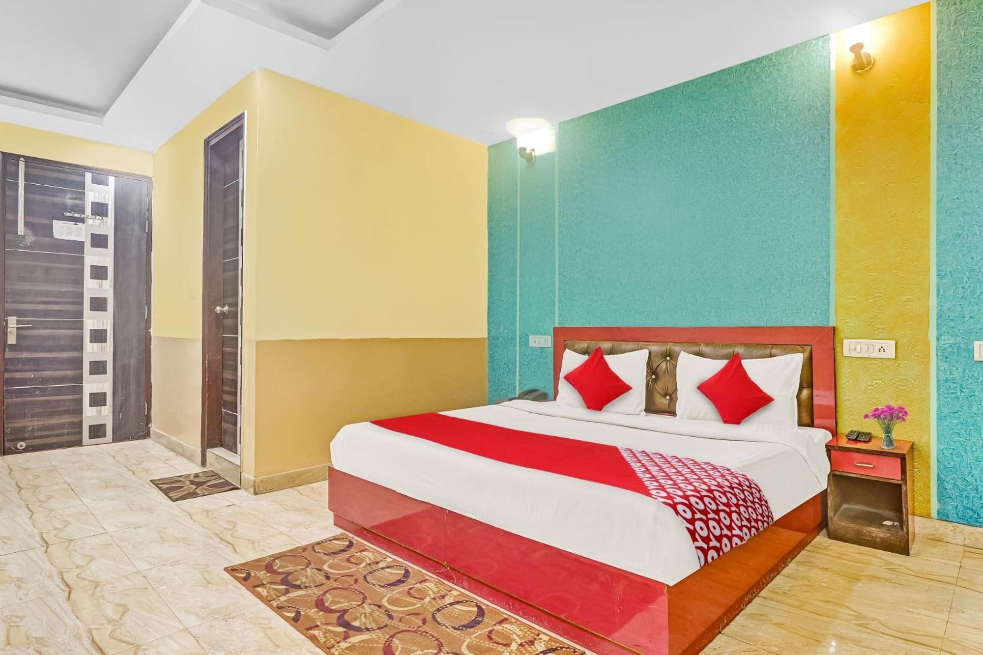 O Near Ambience Mall Hotel 3*