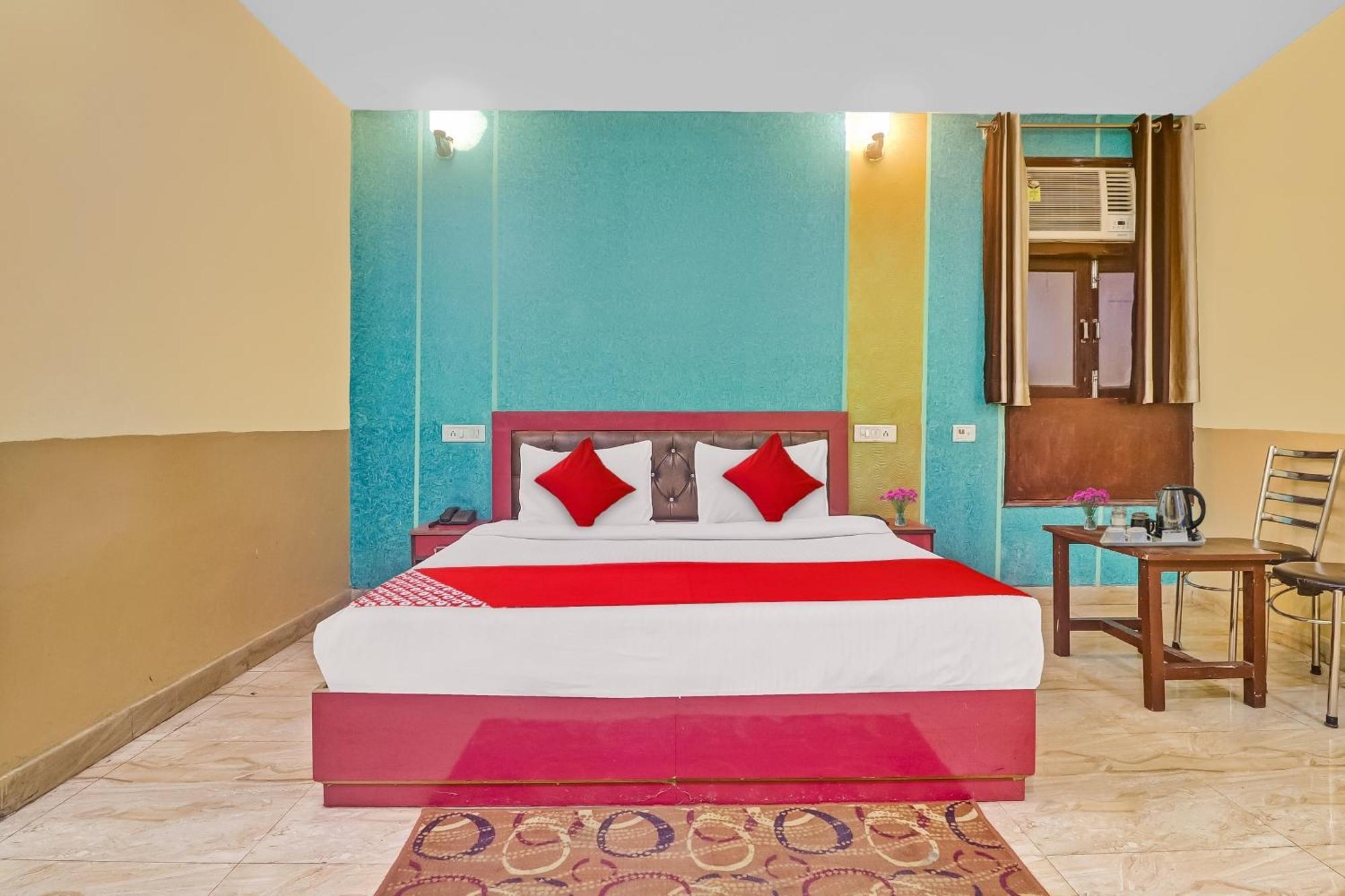 O Near Ambience Mall Hotel 3*