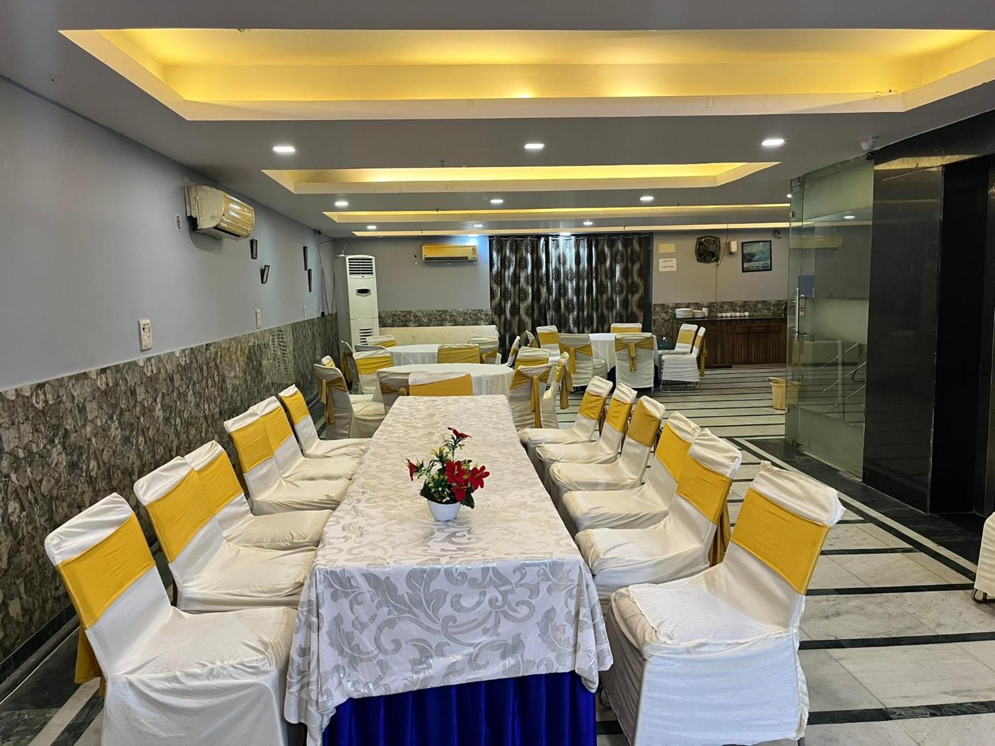 Hotel Trio Intercontinental - Patel Nagar 3*