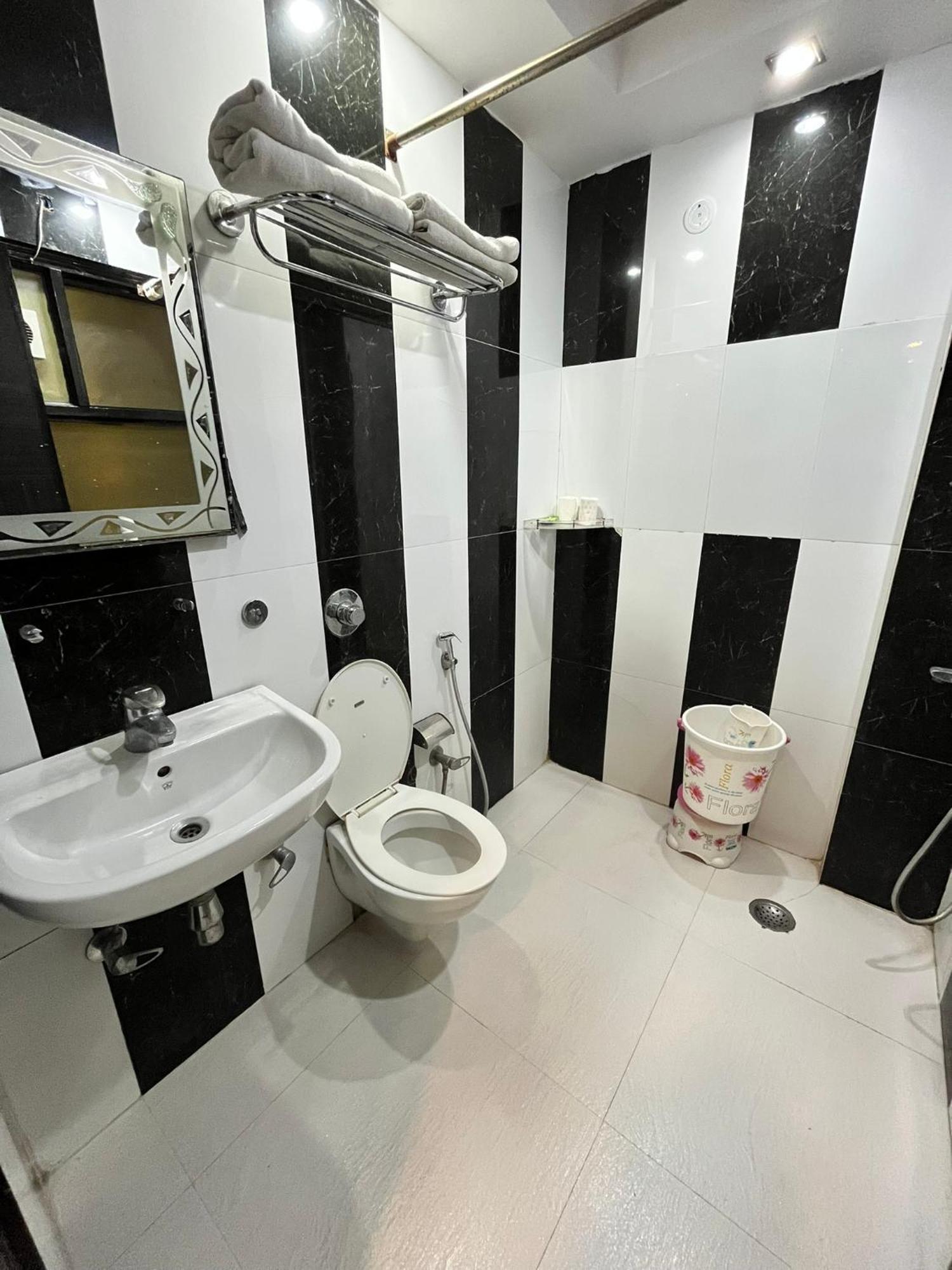 Trio Intercontinental - Patel Nagar Hotel