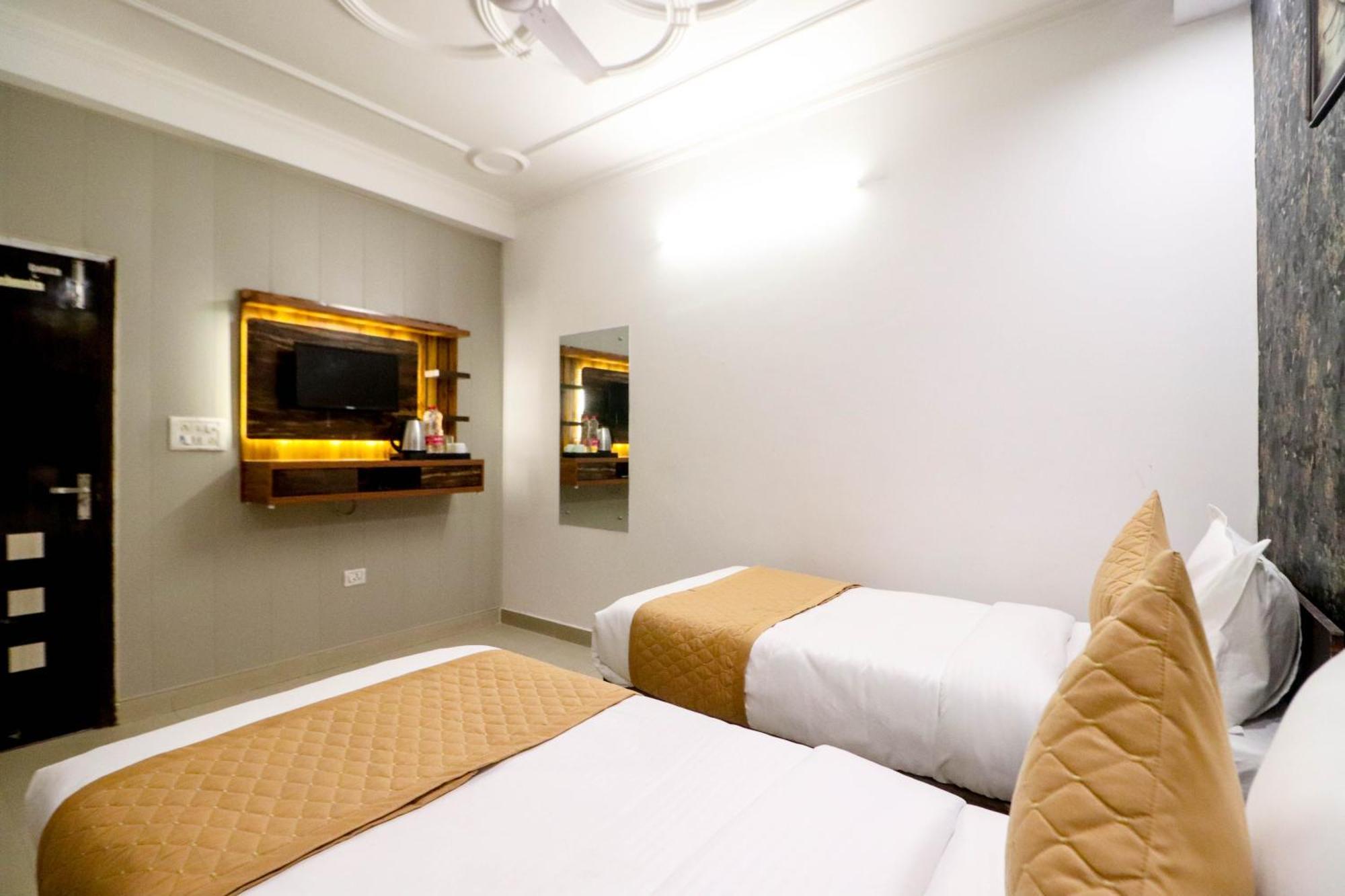 Vvs Near Delhi Airport Hotel 3*