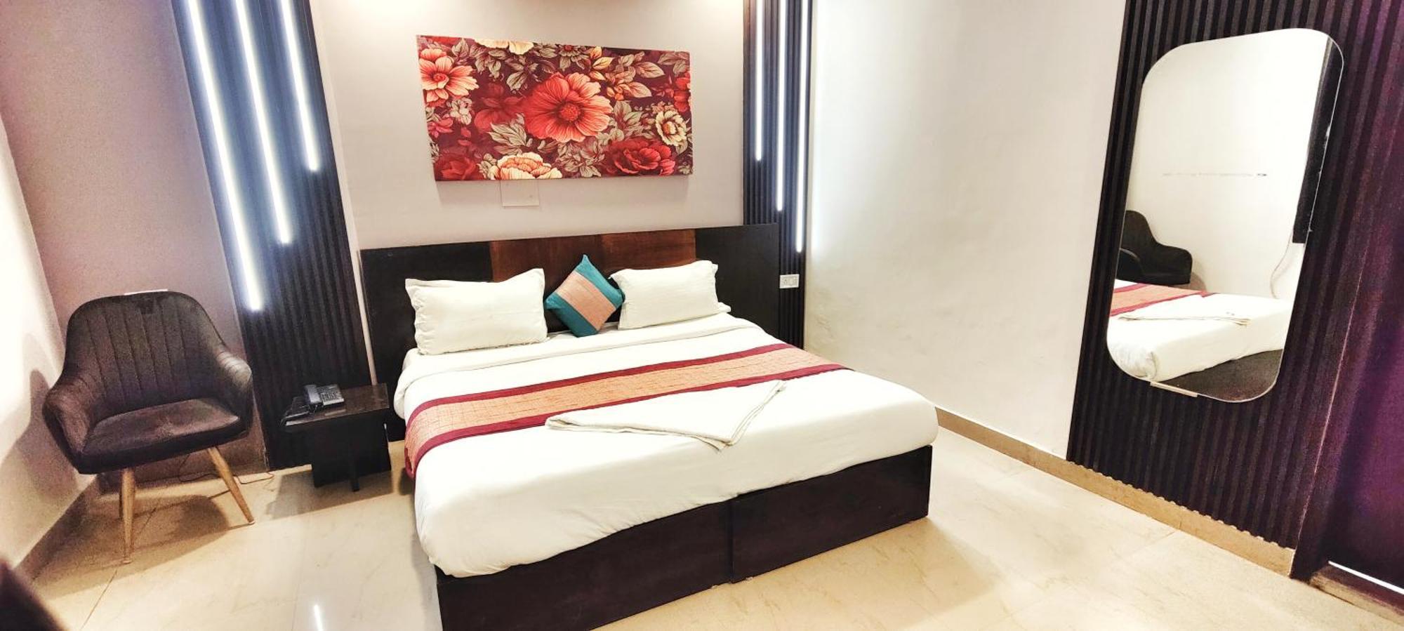 Hotel Aditya Delhi Airport 3*