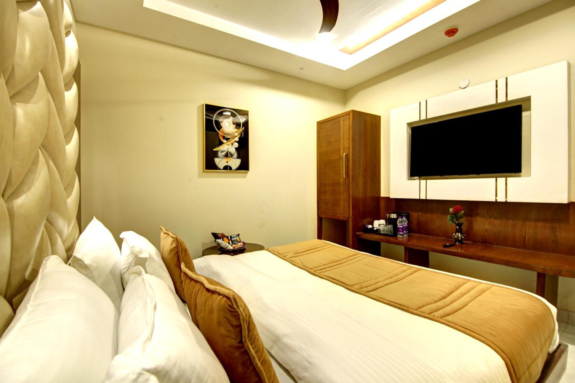 The Leena Interntional-Traveller'S Choice Top Winner 2025 Hotel New Delhi