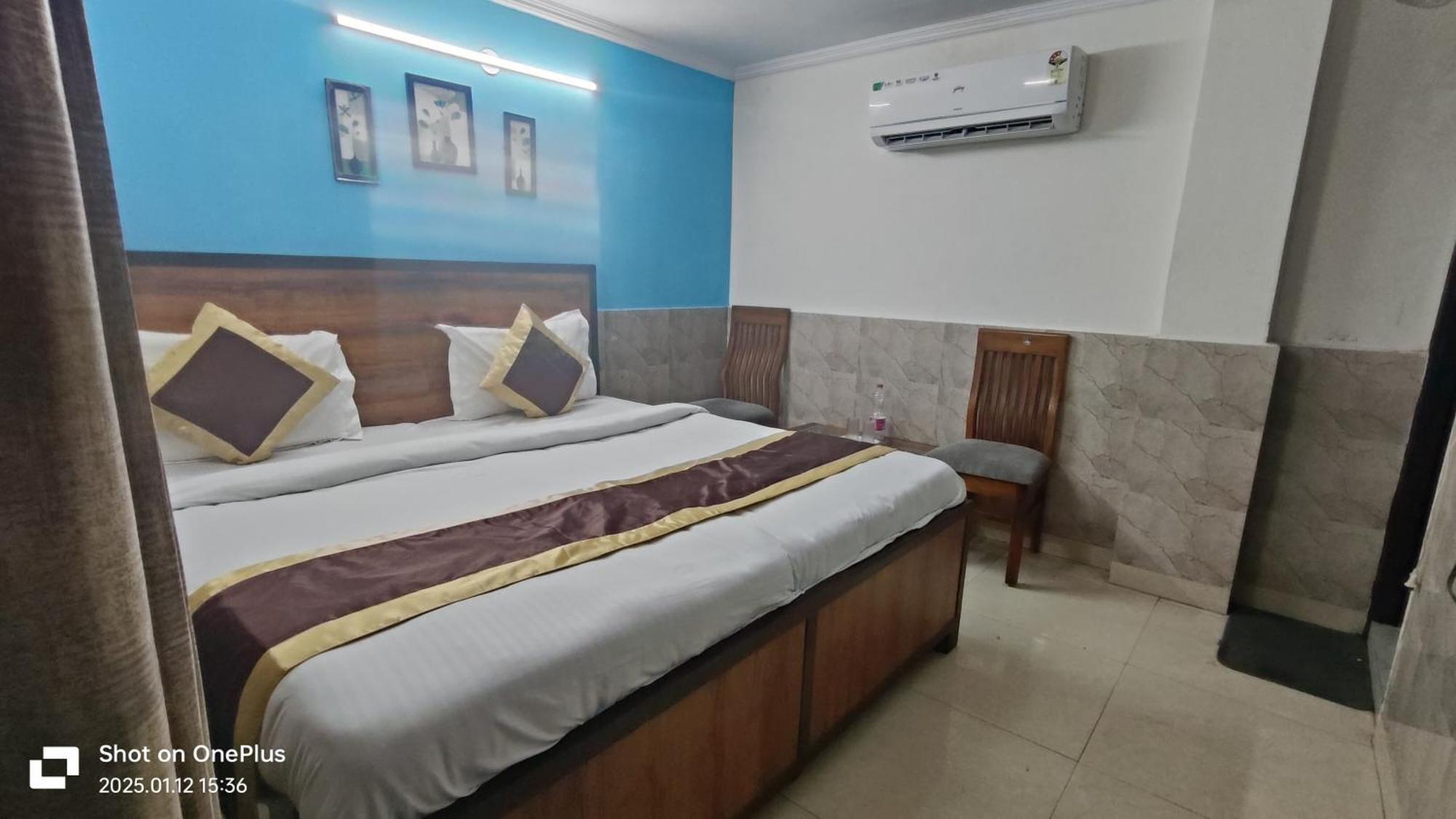 Hotel Moon Chanakyapuri Satya Niketan- Couple Friendly New Delhi