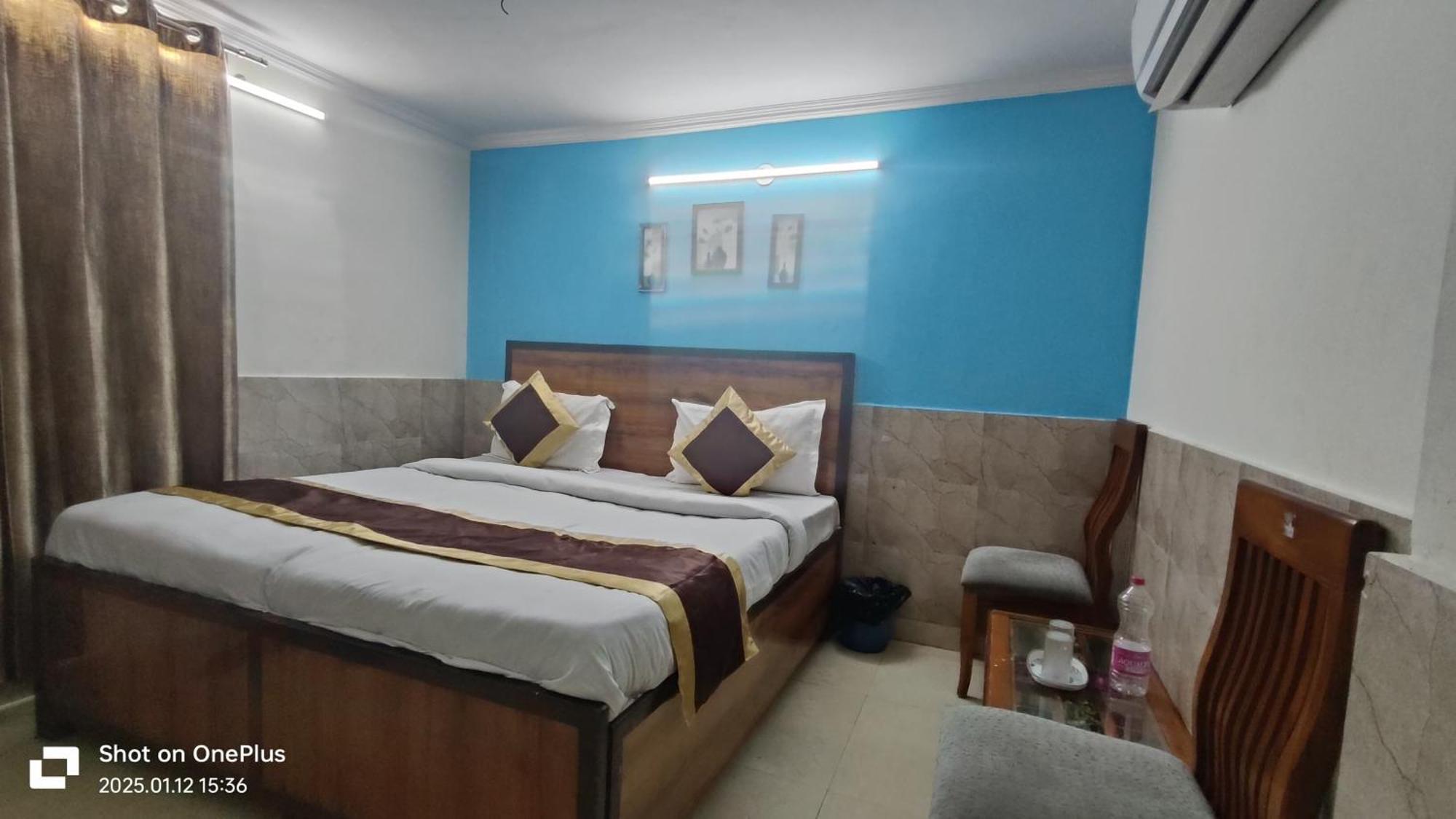 Hotel Moon Chanakyapuri Satya Niketan- Couple Friendly 3*