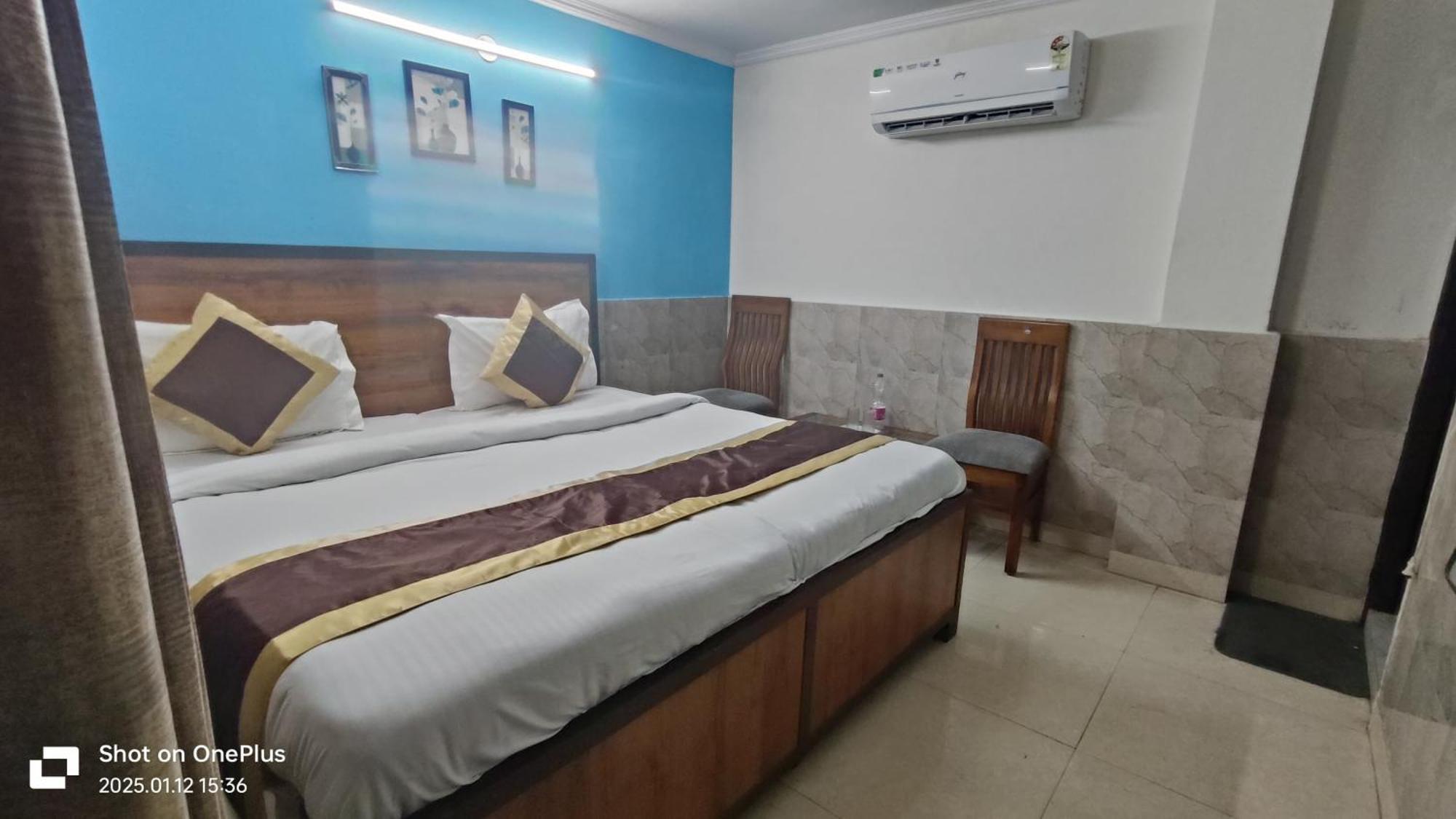 Hotel Moon Chanakyapuri Satya Niketan- Couple Friendly