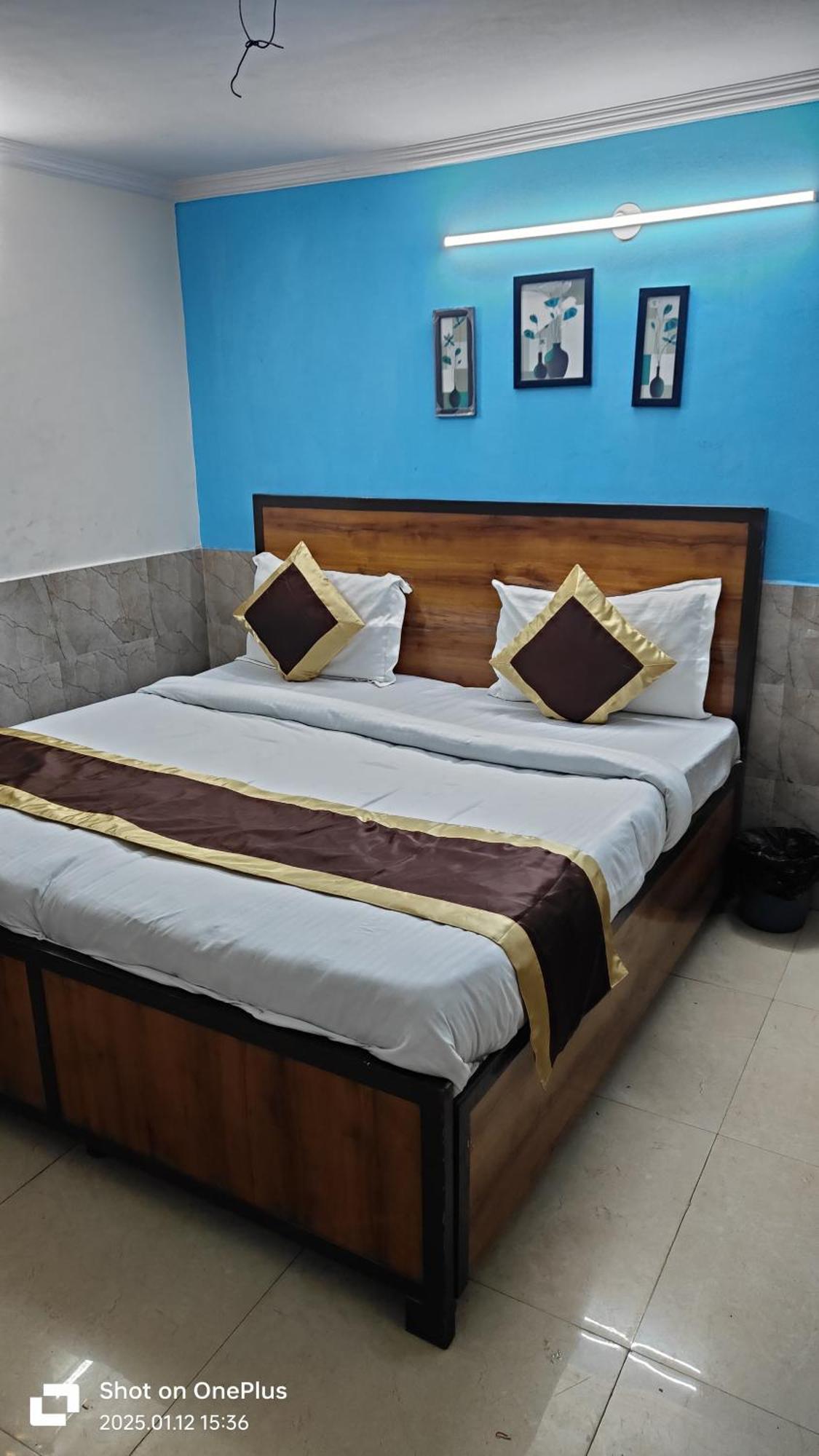 Hotel Moon Chanakyapuri Satya Niketan- Couple Friendly 3*
