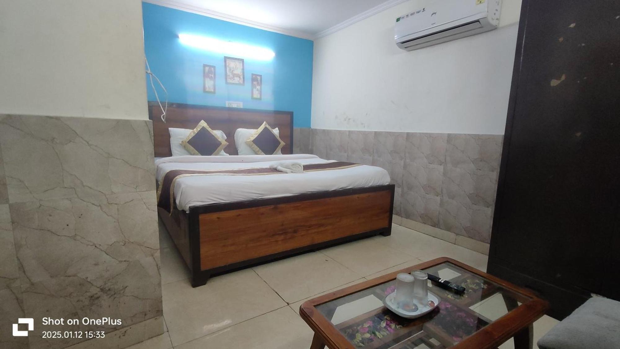 Hotel Moon Chanakyapuri Satya Niketan- Couple Friendly