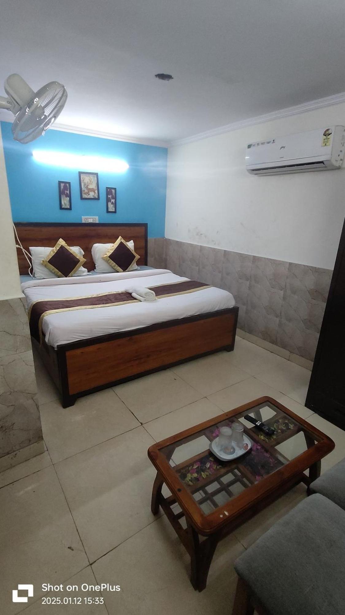Hotel Moon Chanakyapuri Satya Niketan- Couple Friendly 3*