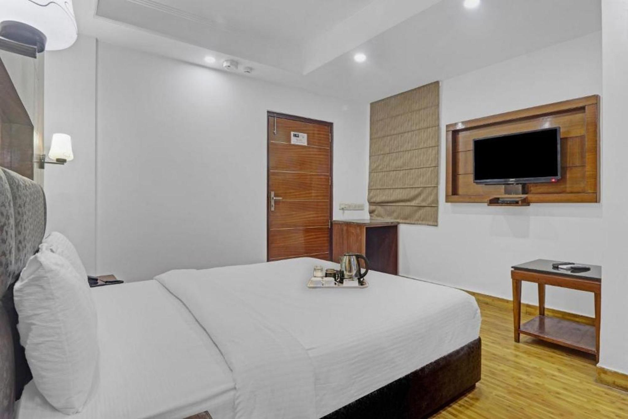 The Royal Galaxy - Sec. 12 Dwarka Metro Station Hotel