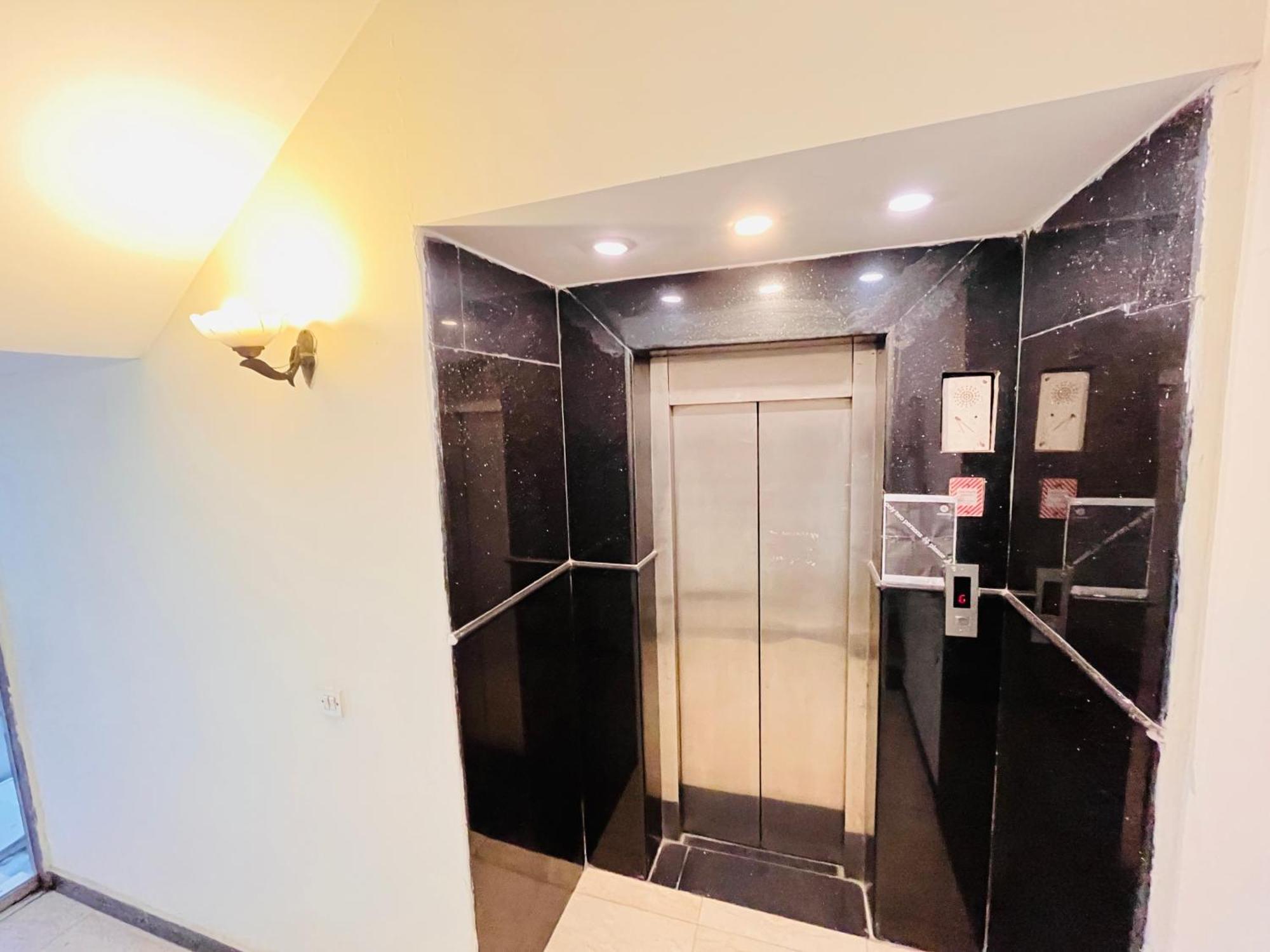 Hotel South Ex Residency - South Ex Near Aiims Delhi - Couple Friendly 3*