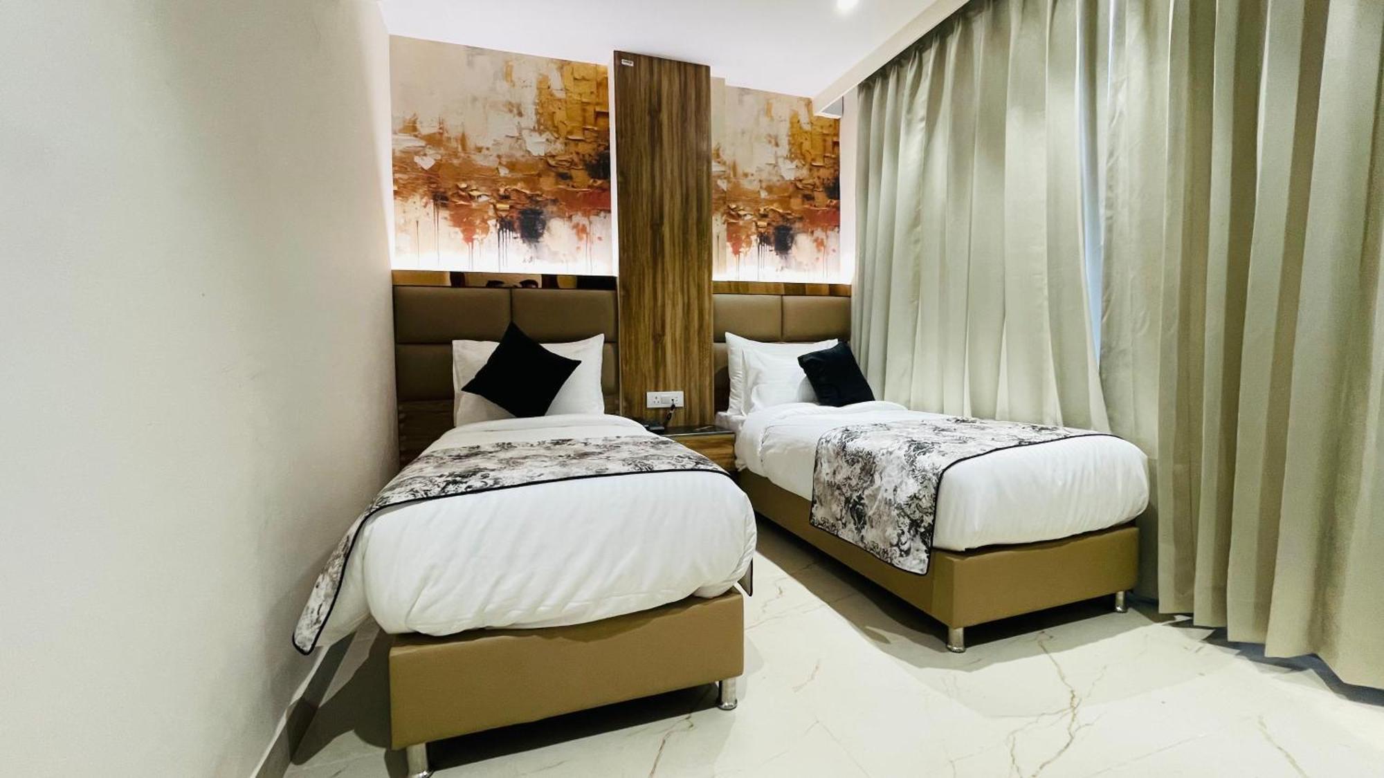 Hotel Travellers 3*
