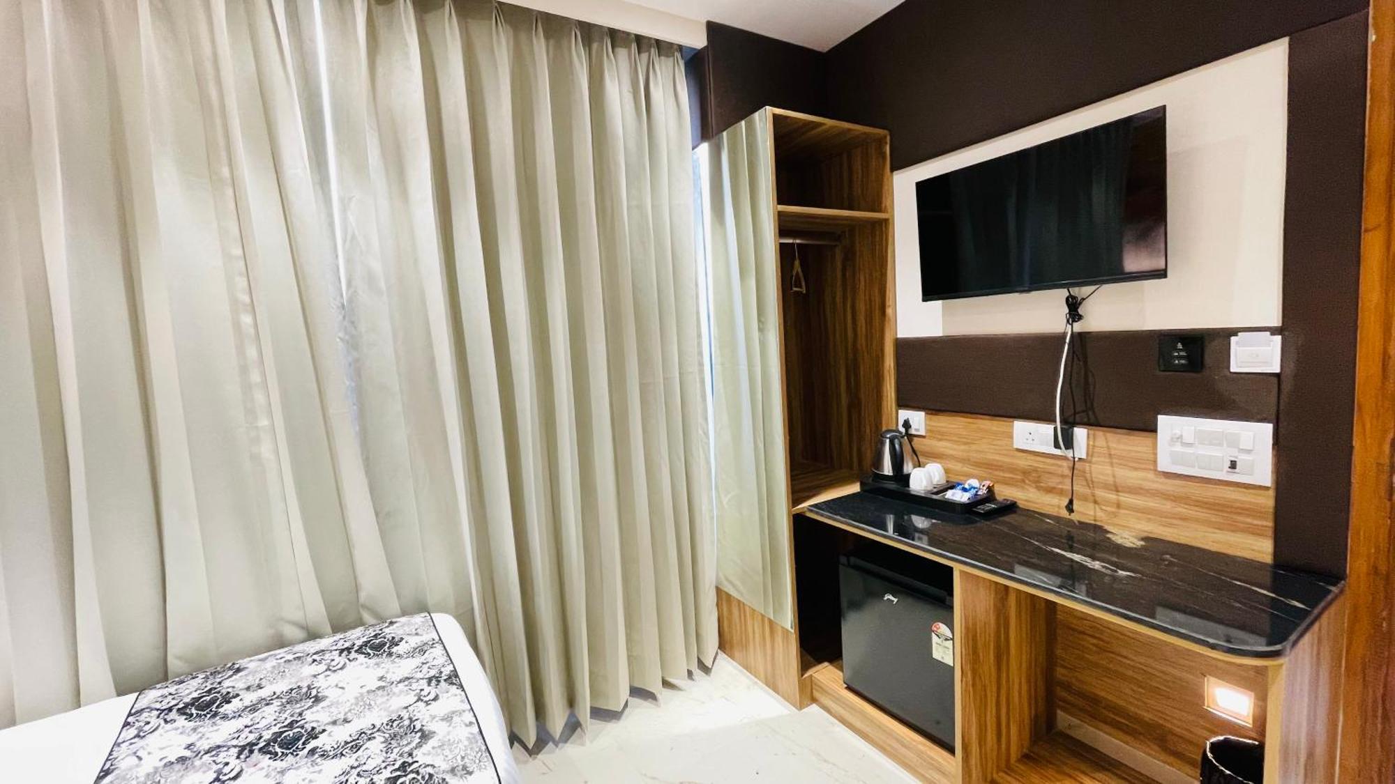 Travellers Hotel New Delhi
