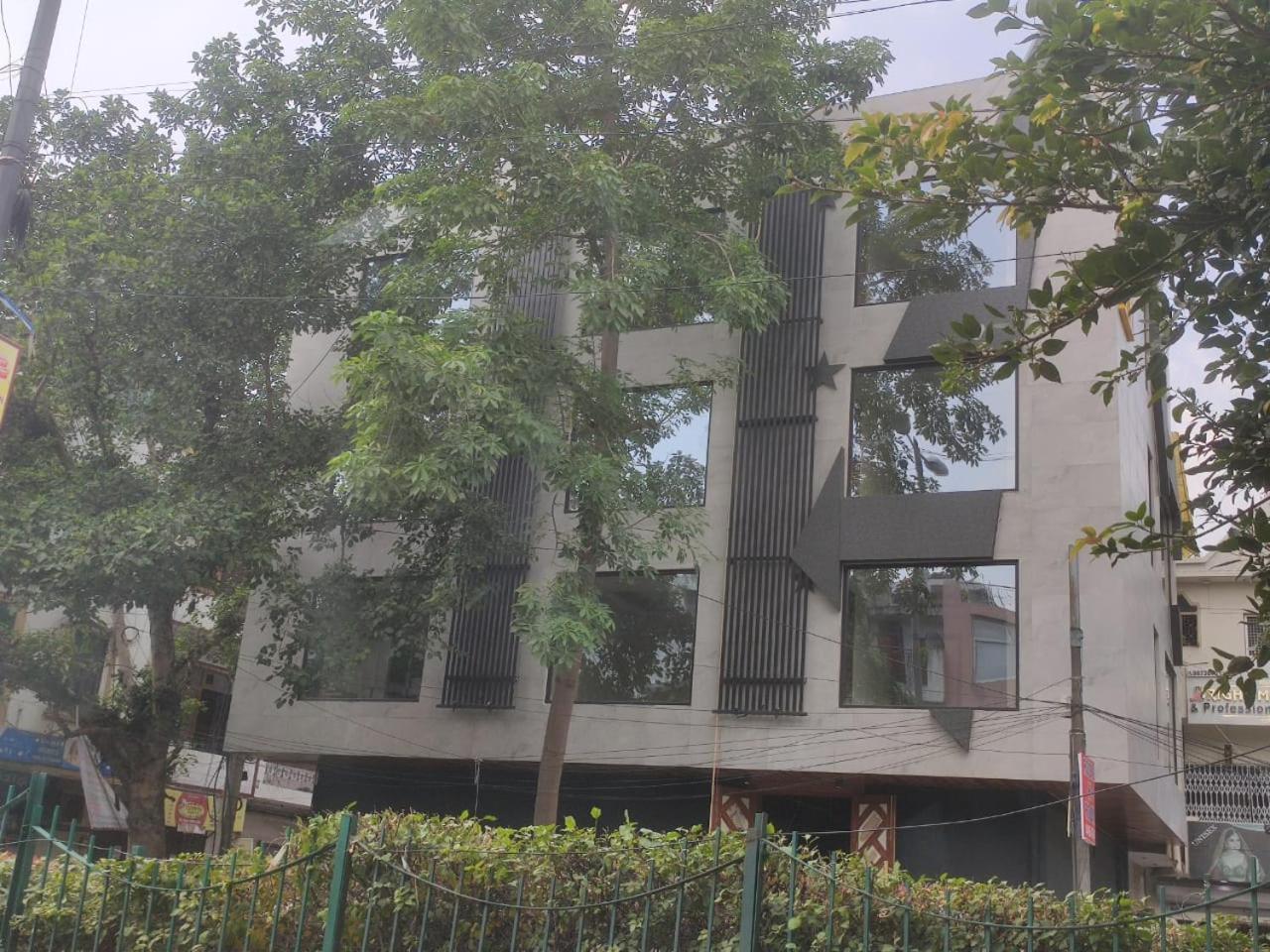 Travellers Hotel New Delhi