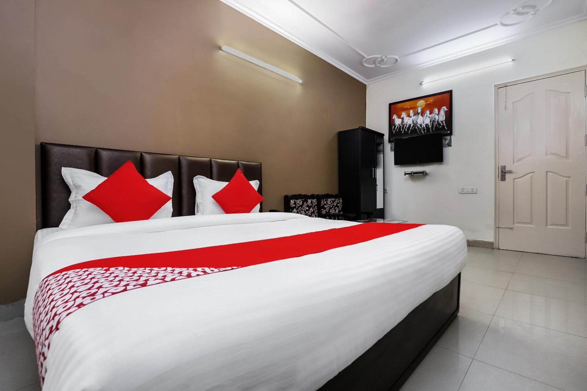 Collection O Ramji Grand Near Tdi Mall New Delhi