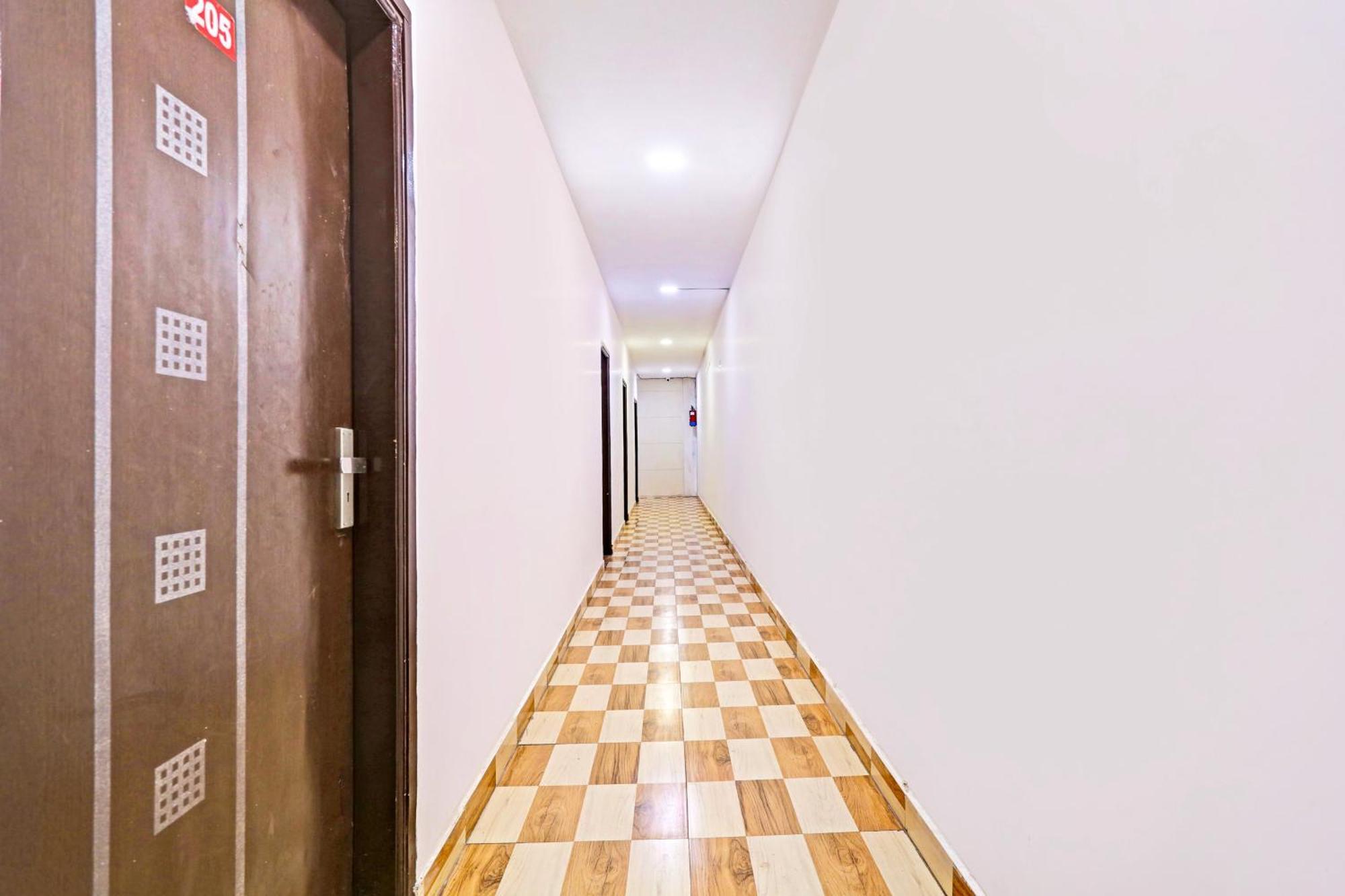 Super O Jail Road Rajouri Garden 4*