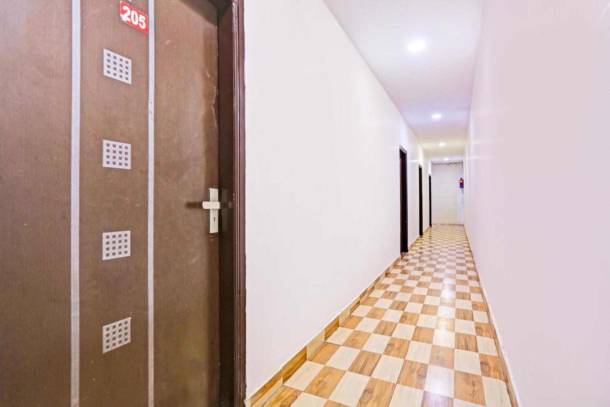 Super O Jail Road Rajouri Garden 4*