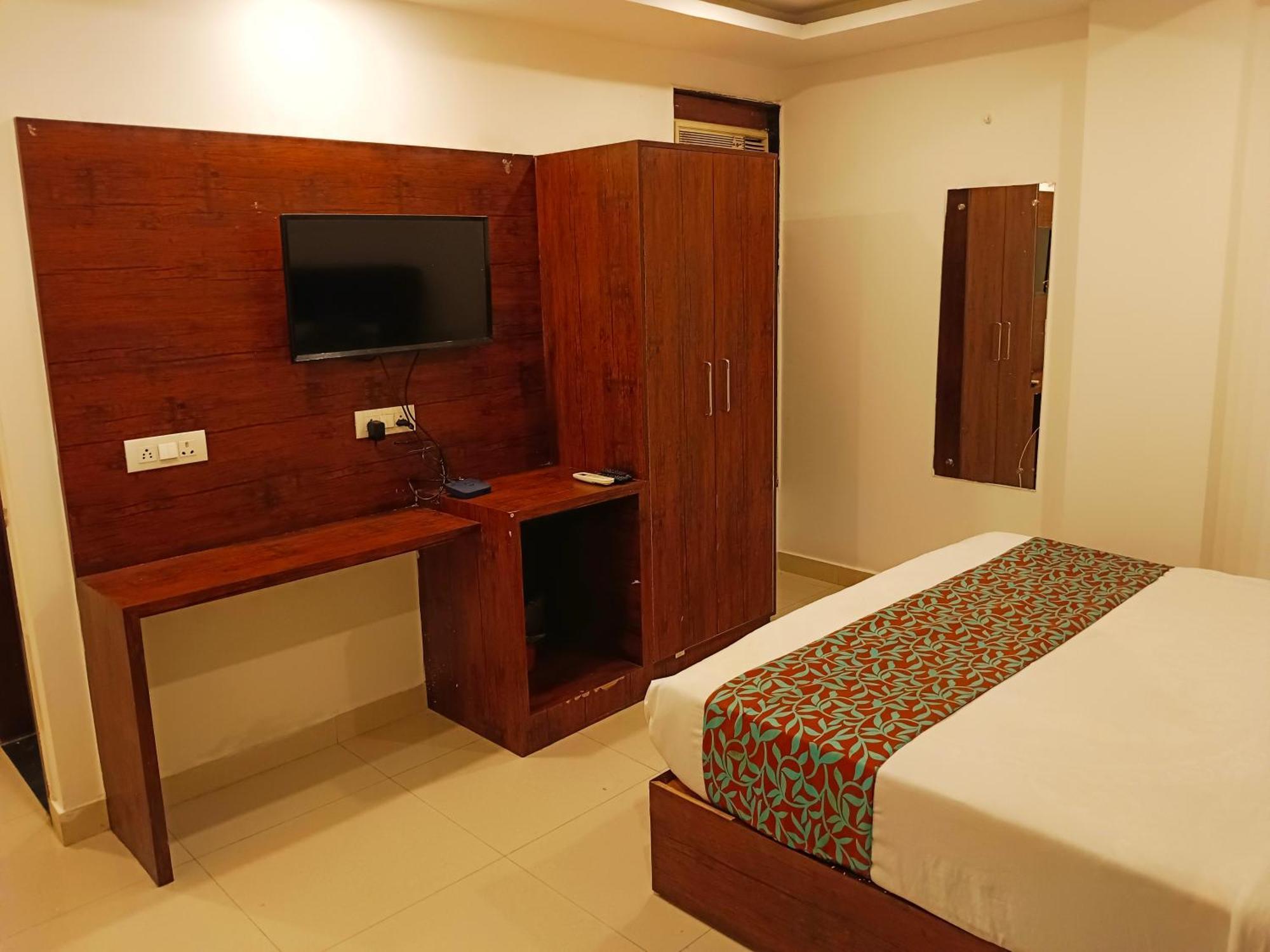Hotel Royal Tark Plaza Near Igi Airport Delhi 4*