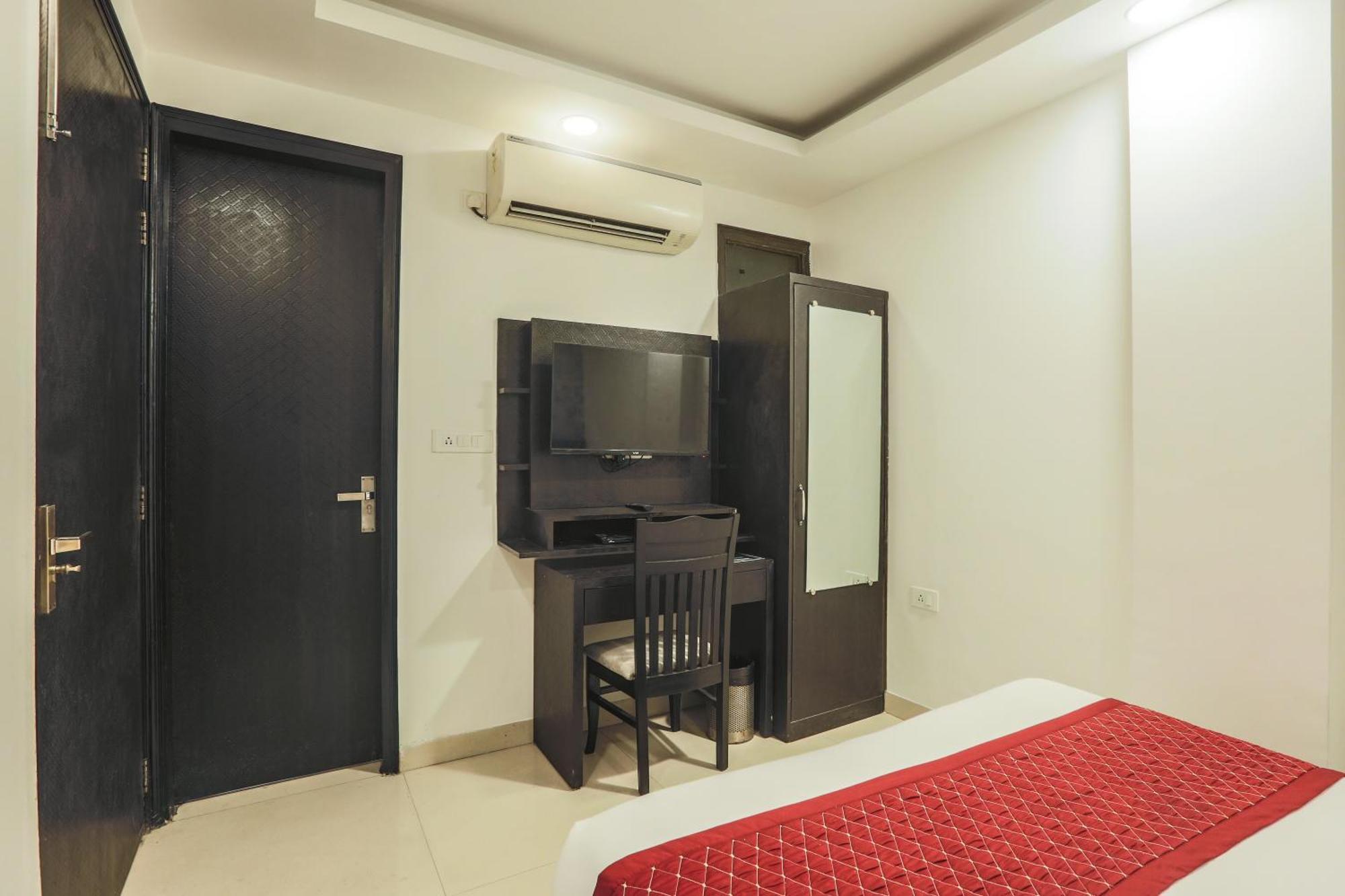 Hotel The Atlantes Near Delhi Airport 4*