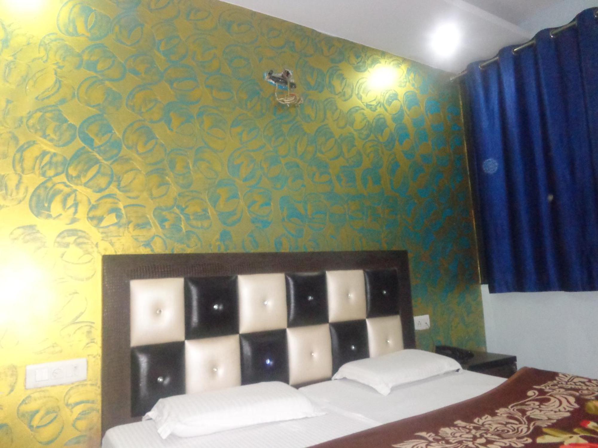 Raj International Dx In-front Of Sarai Rohilla Station Hotel 3*