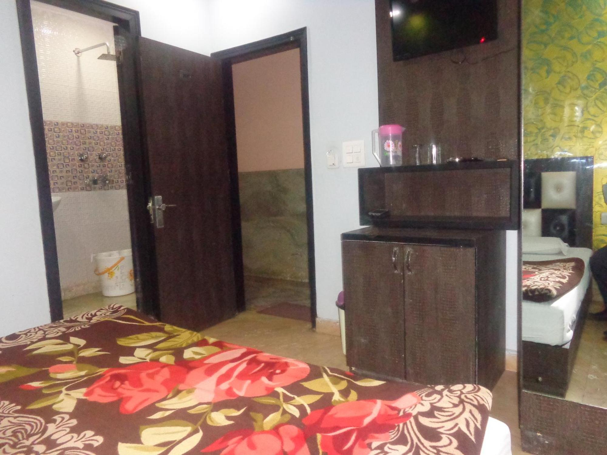 Raj International Dx In-front Of Sarai Rohilla Station 3*