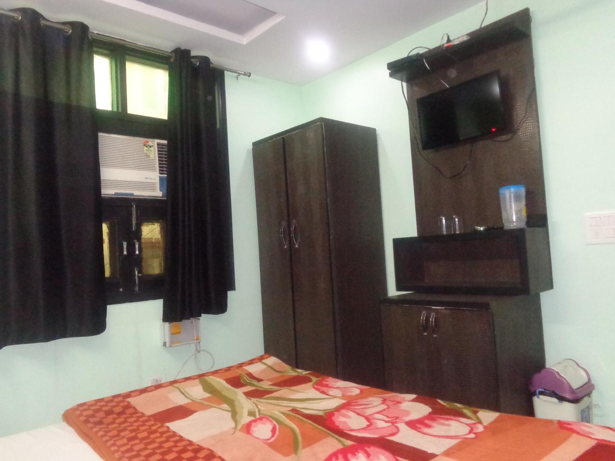 Hotel Raj International Dx In-front Of Sarai Rohilla Station 3*