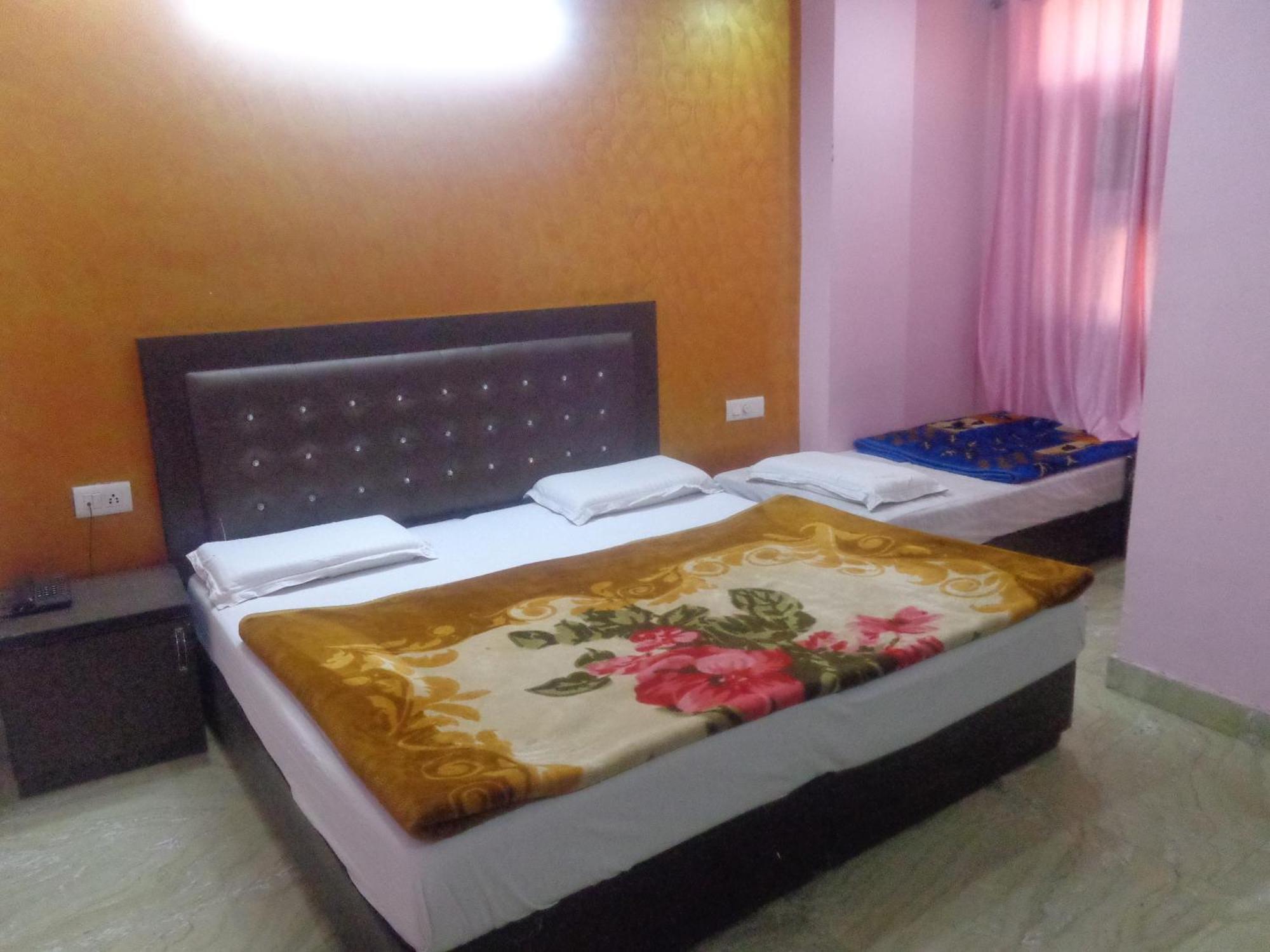 Hotel Raj International Dx In-front Of Sarai Rohilla Station