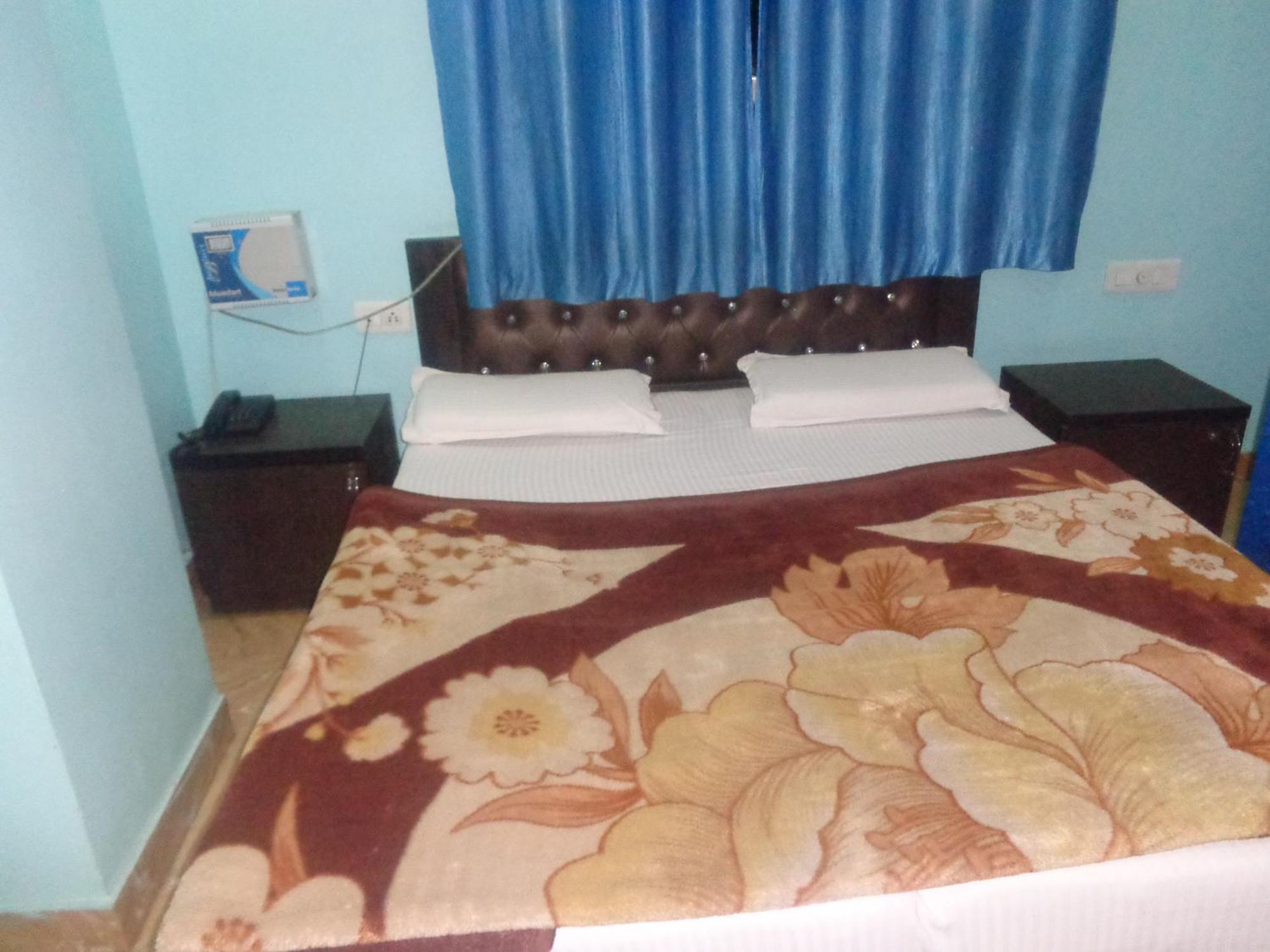 Raj International Dx In-front Of Sarai Rohilla Station Hotel 3*
