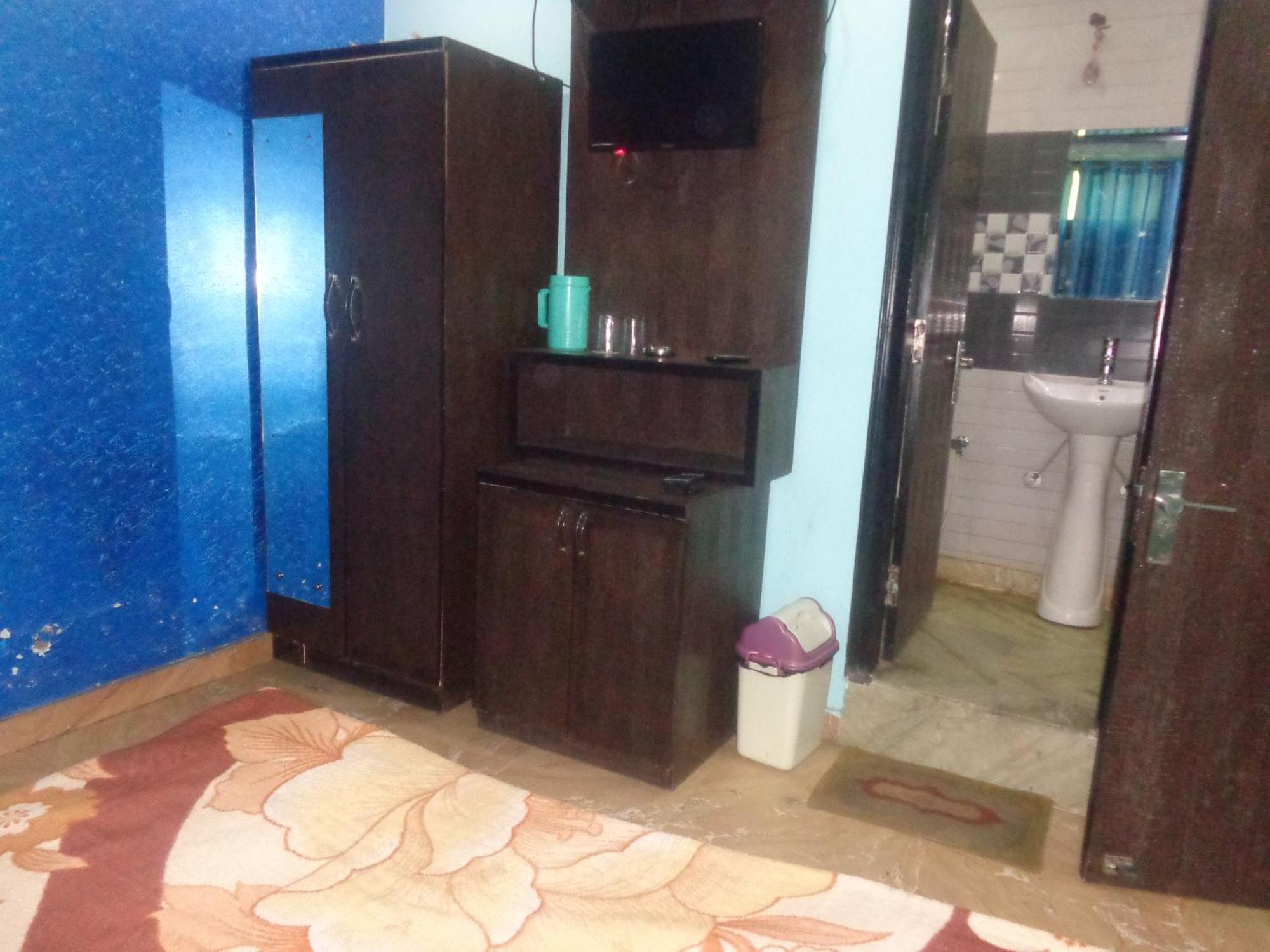 Hotel Raj International Dx In-front Of Sarai Rohilla Station 3*