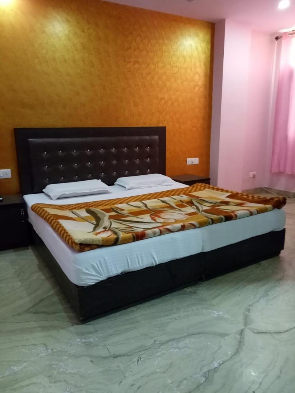 Hotel Raj International Dx In-front Of Sarai Rohilla Station