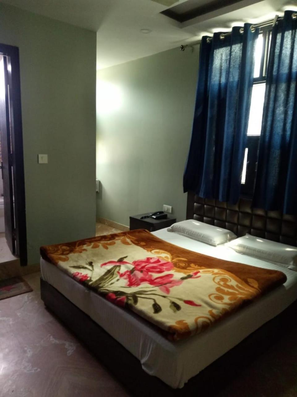 Raj International Dx In-front Of Sarai Rohilla Station Delhi (National Capital Territory of India)