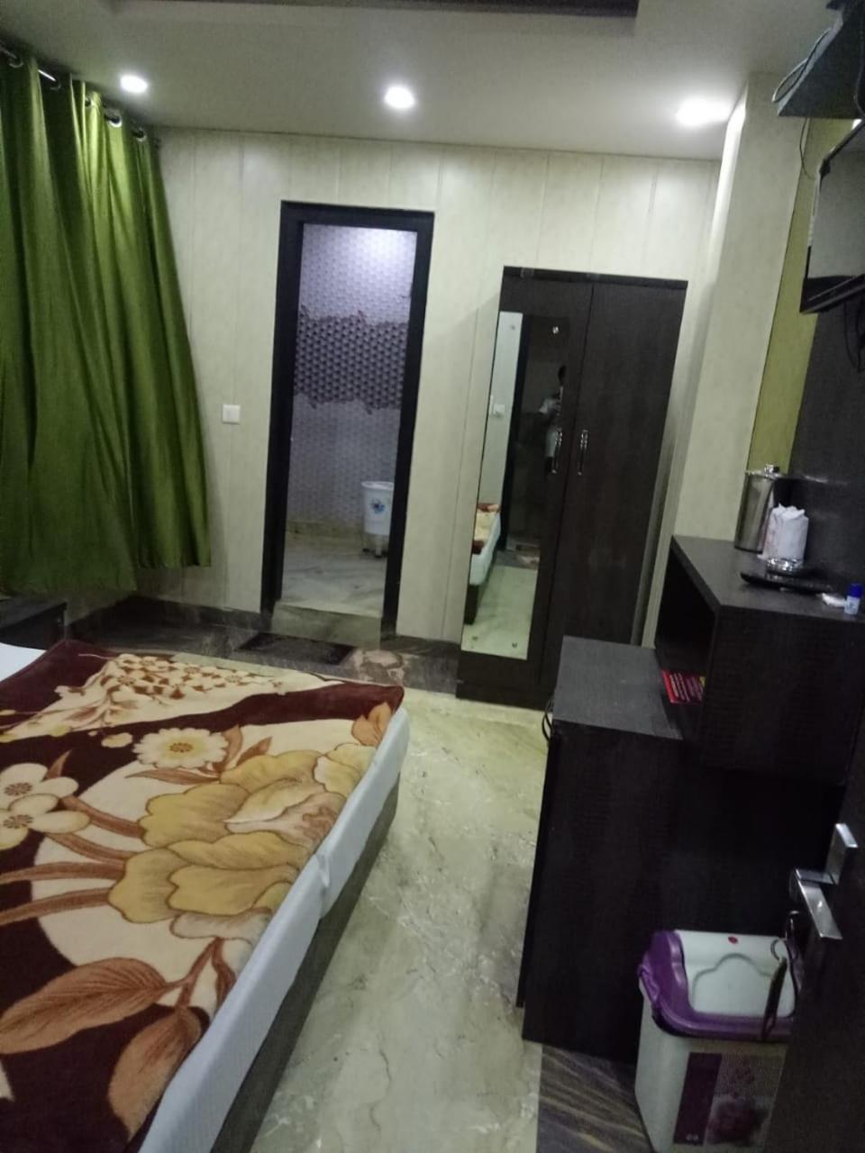 Raj International Dx In-front Of Sarai Rohilla Station Hotel 3*
