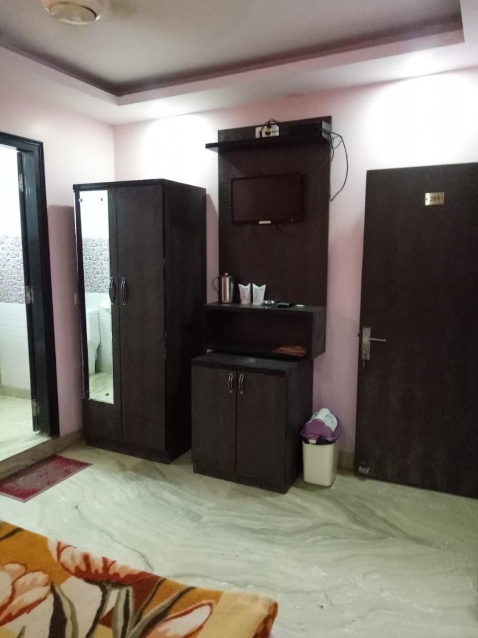 Raj International Dx In-front Of Sarai Rohilla Station Hotel