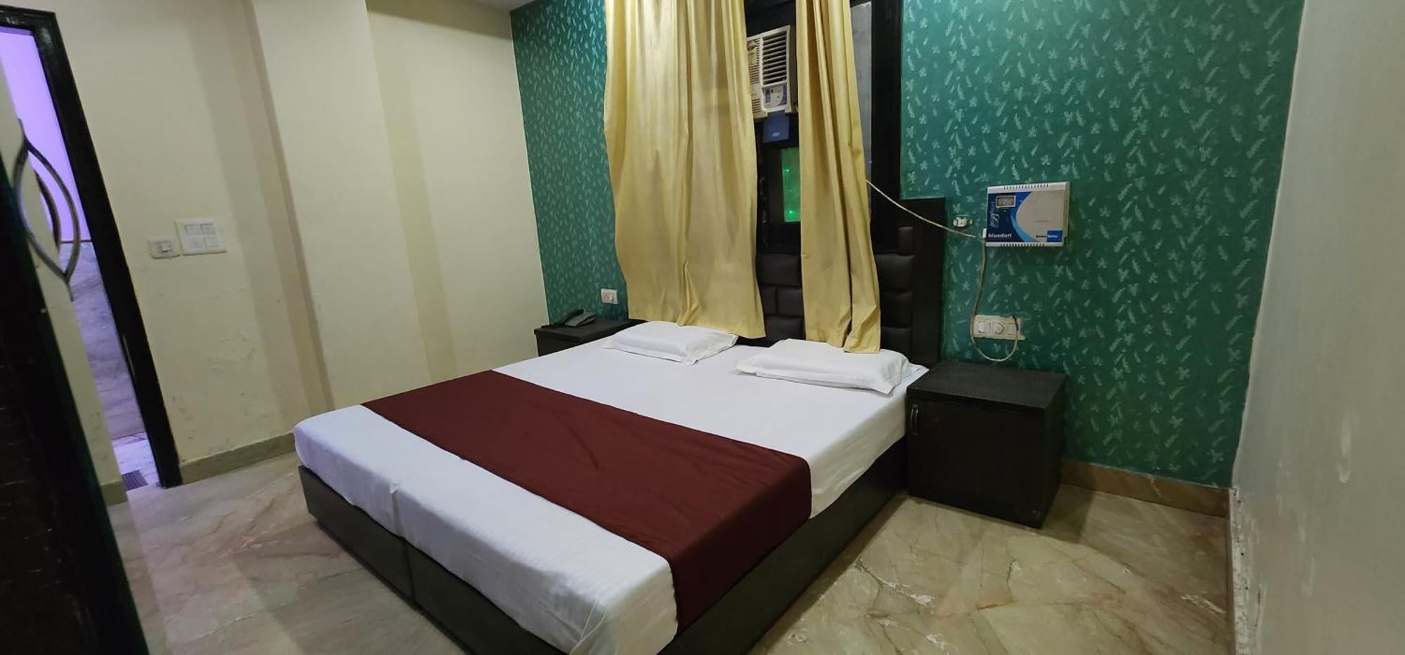 Raj International Dx In-front Of Sarai Rohilla Station Hotel