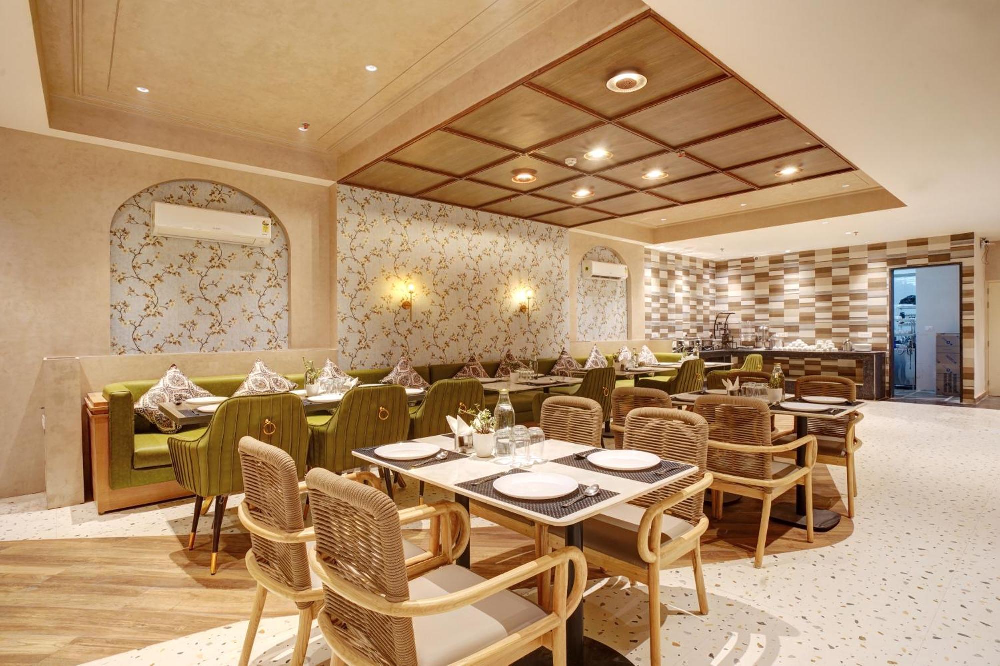 Iva Premium Delhi Airport Hotel 4*