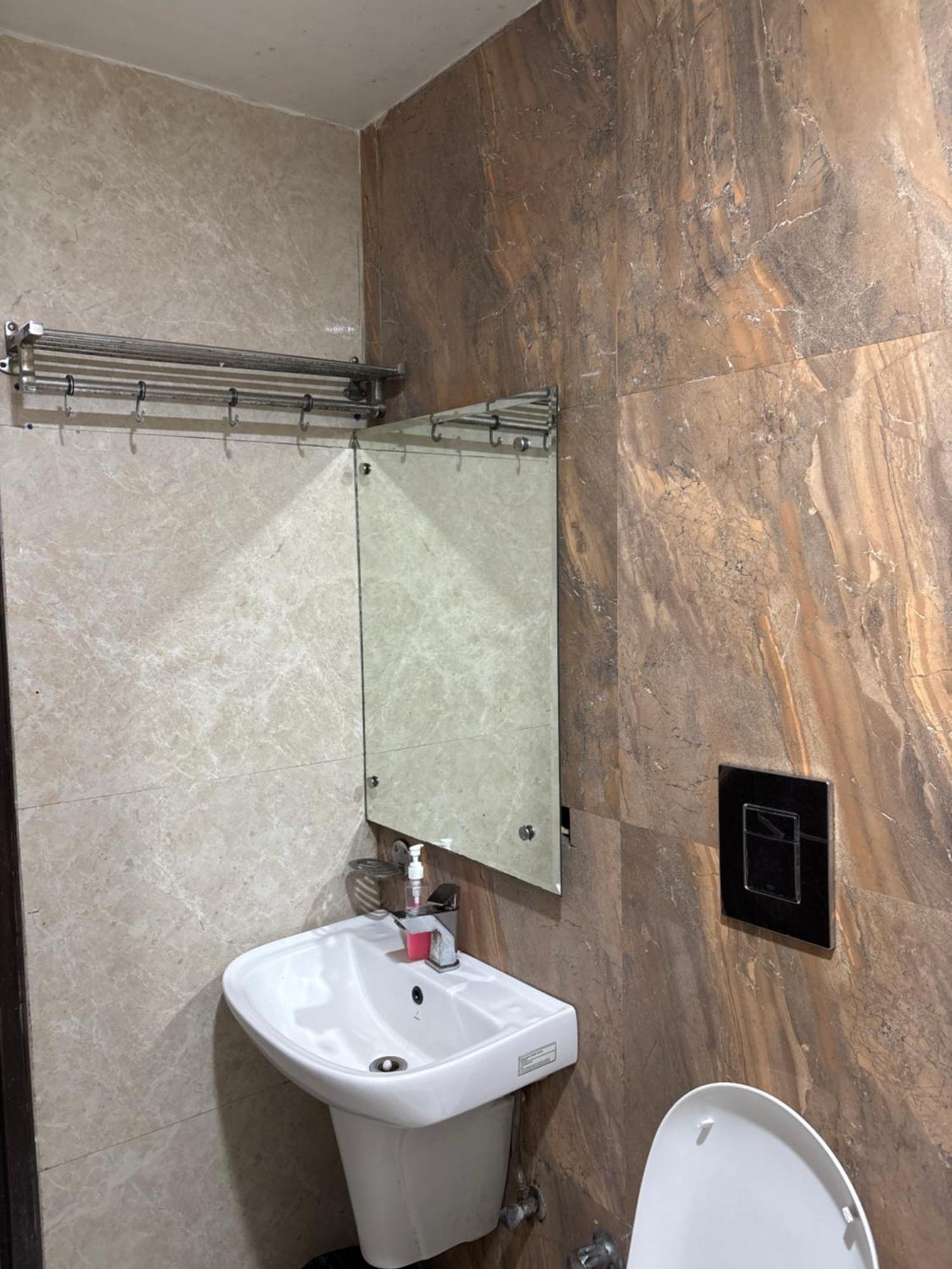 Kabeer International 'walking Distance Ndls Hotel
