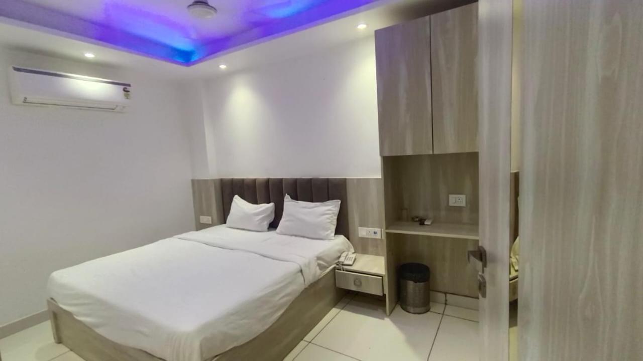 Hotel Chilly Near Adarsh Nagar Metro Station 3*