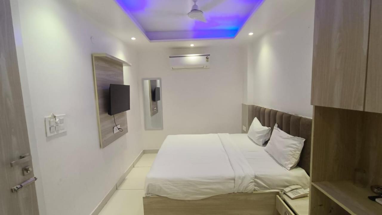 Chilly Near Adarsh Nagar Metro Station Hotel 3*