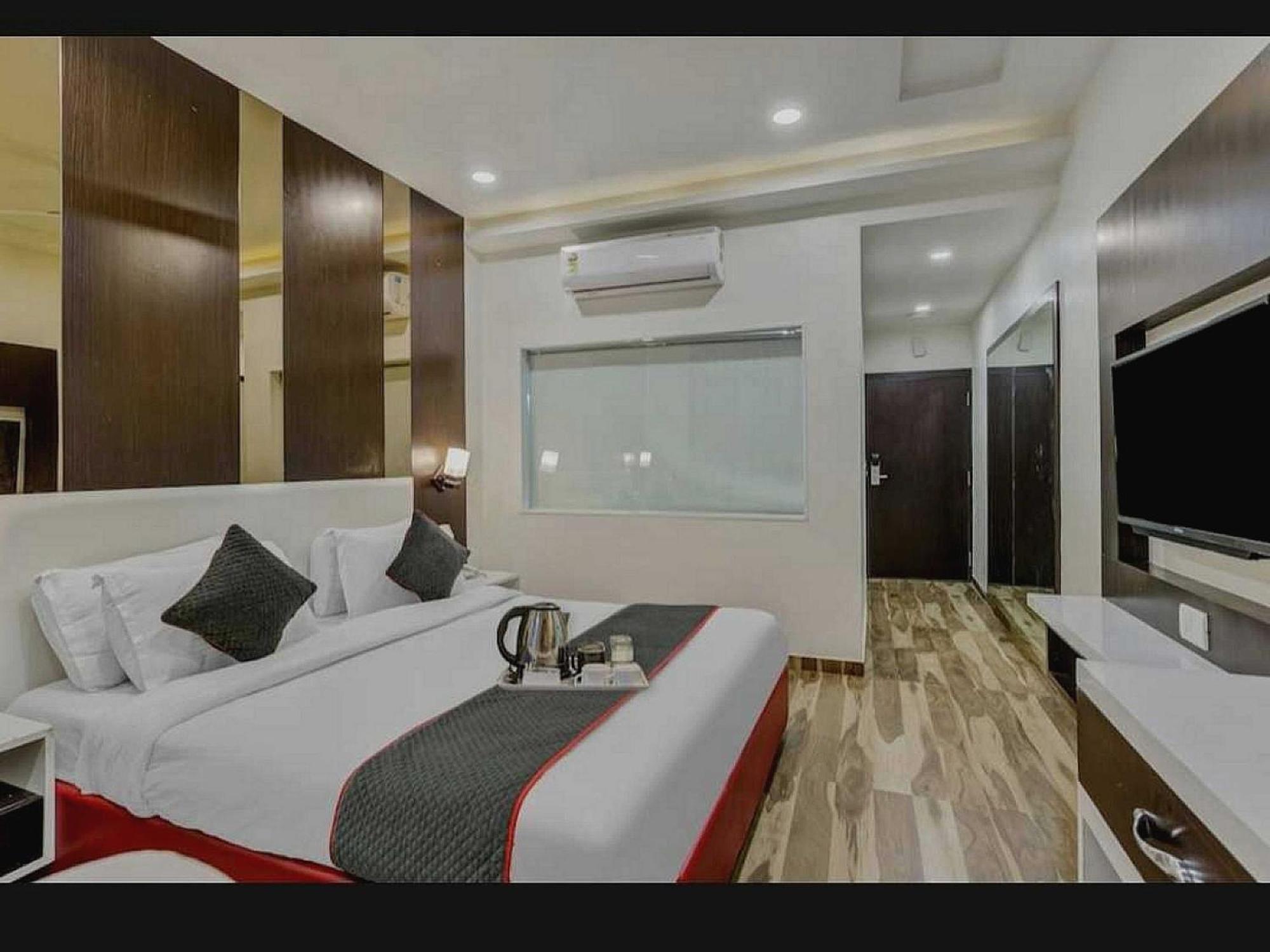 Super O Raas Near Samaypur Badli Metro Station Hotel Delhi (National Capital Territory of India)