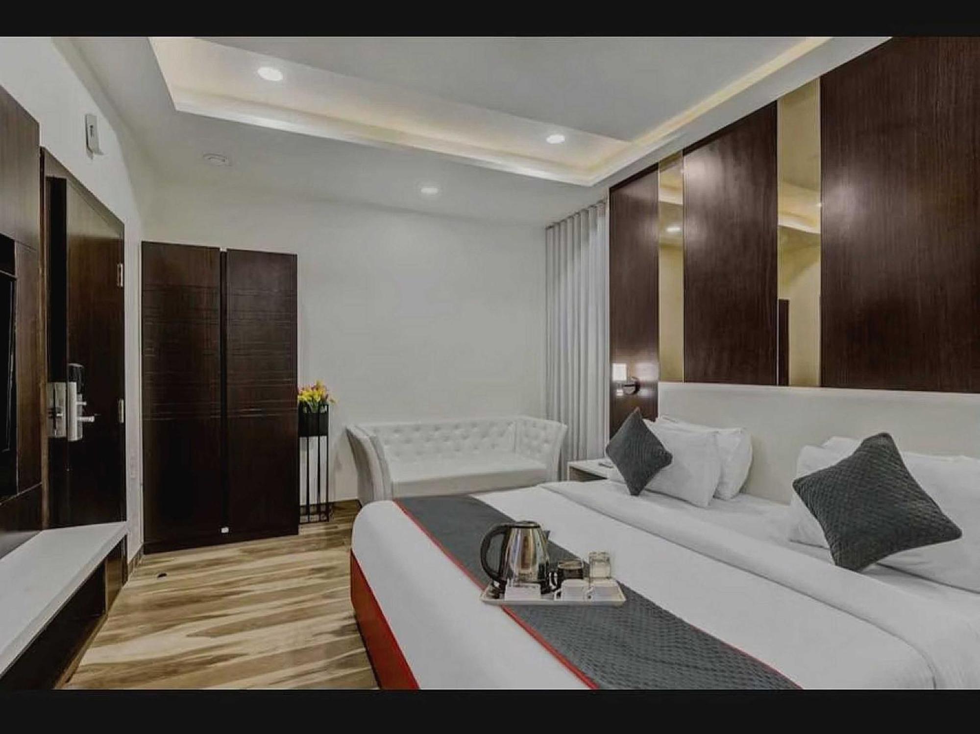 Super O Raas Near Samaypur Badli Metro Station Hotel Delhi (National Capital Territory of India)