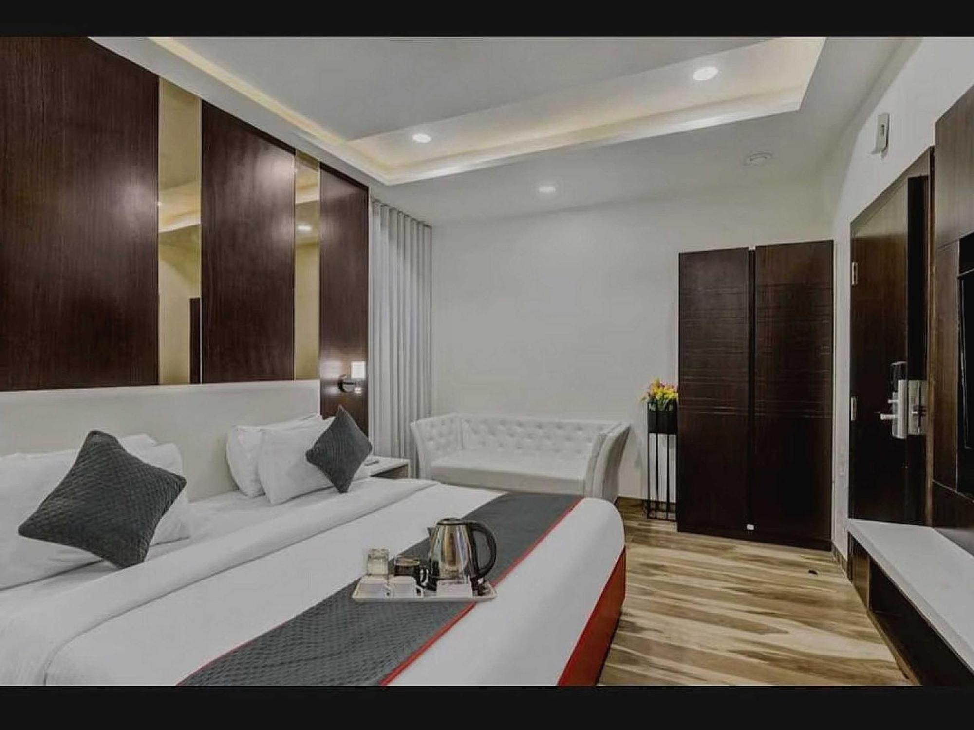 Super O Raas Near Samaypur Badli Metro Station Hotel Delhi (National Capital Territory of India)