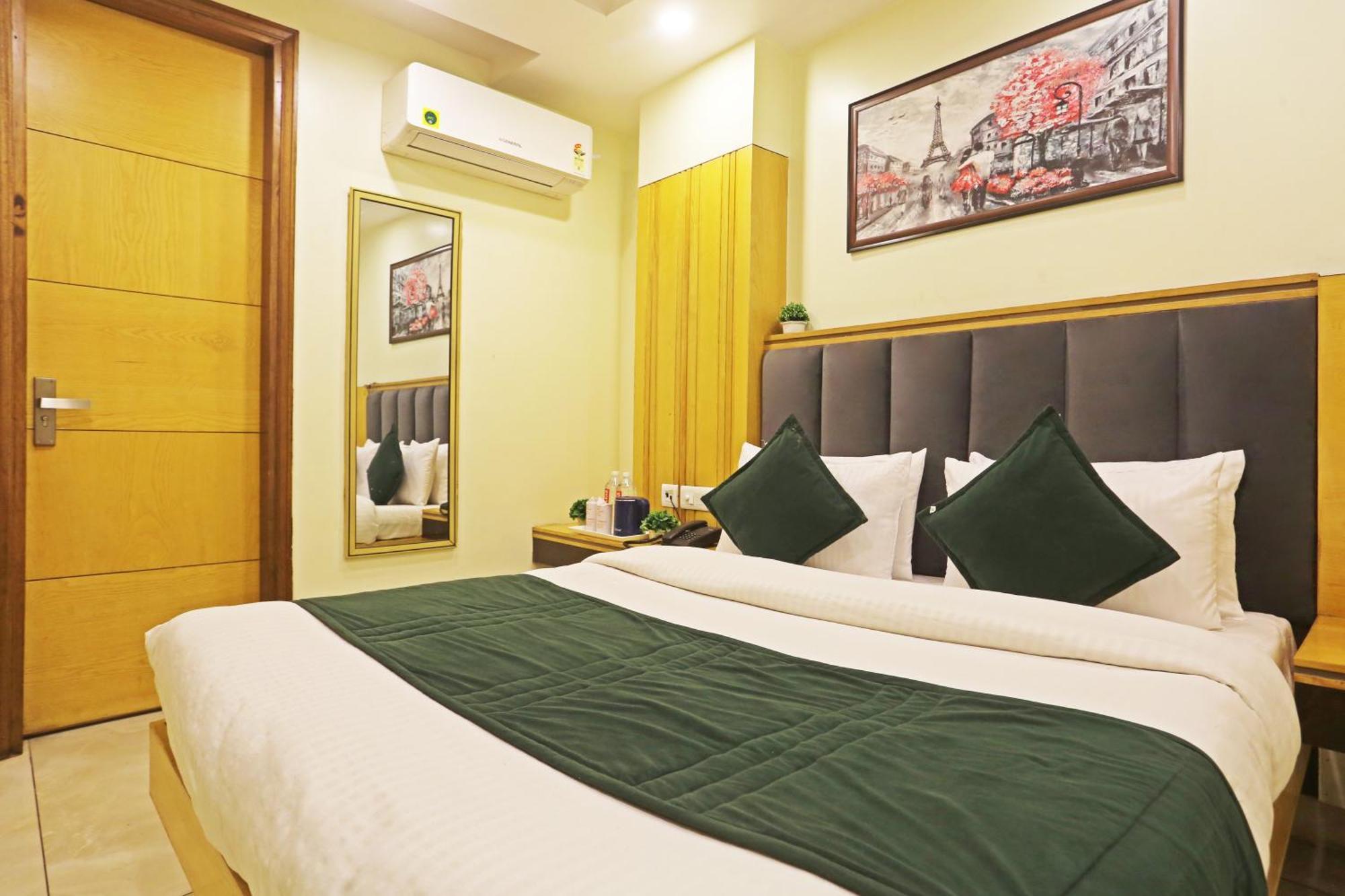 Hotel Aman Imperial Just A Minute Away From Railway Station And Connaught Place 4*