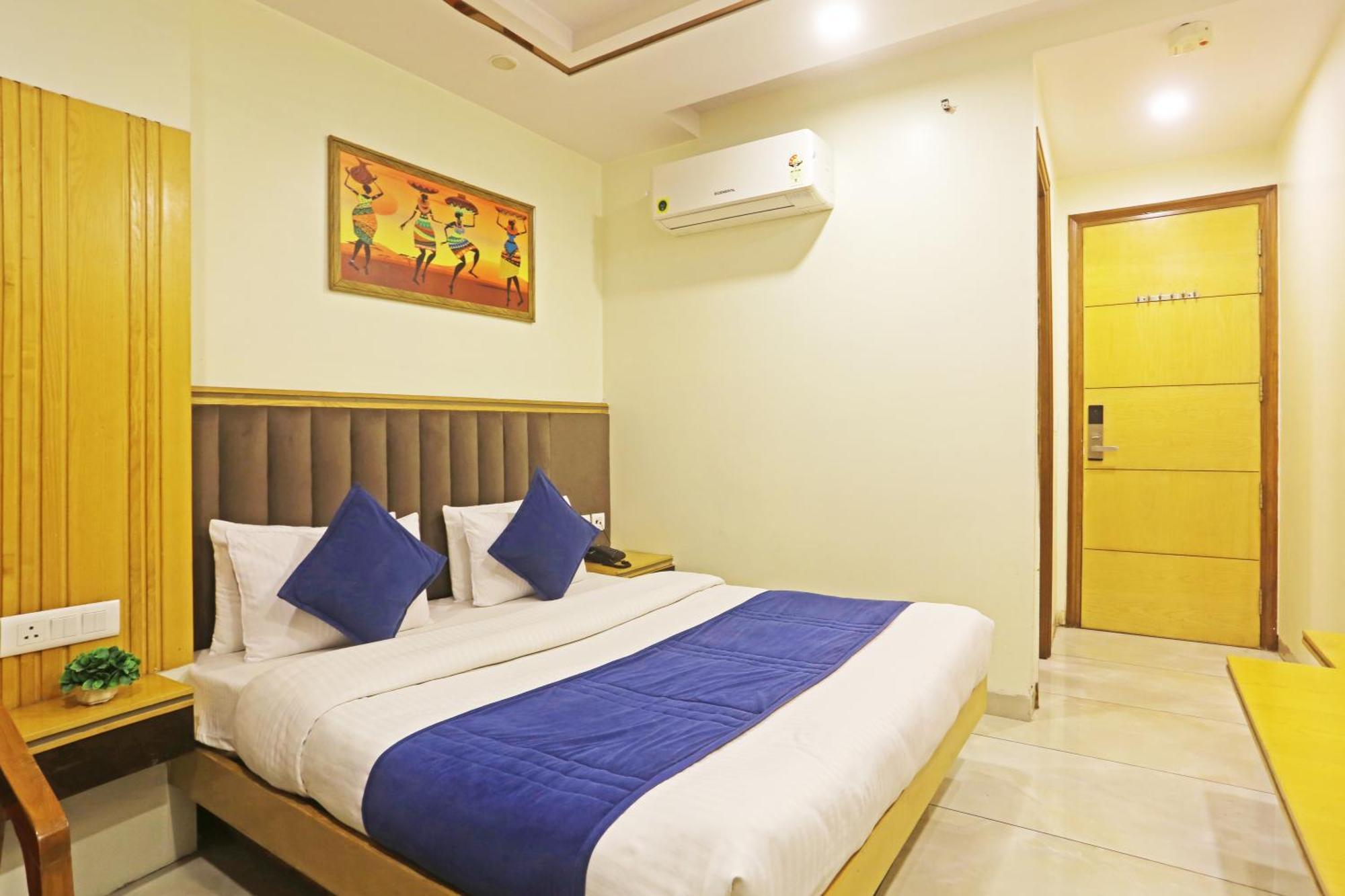 Hotel Aman Imperial Just A Minute Away From Railway Station And Connaught Place 4*
